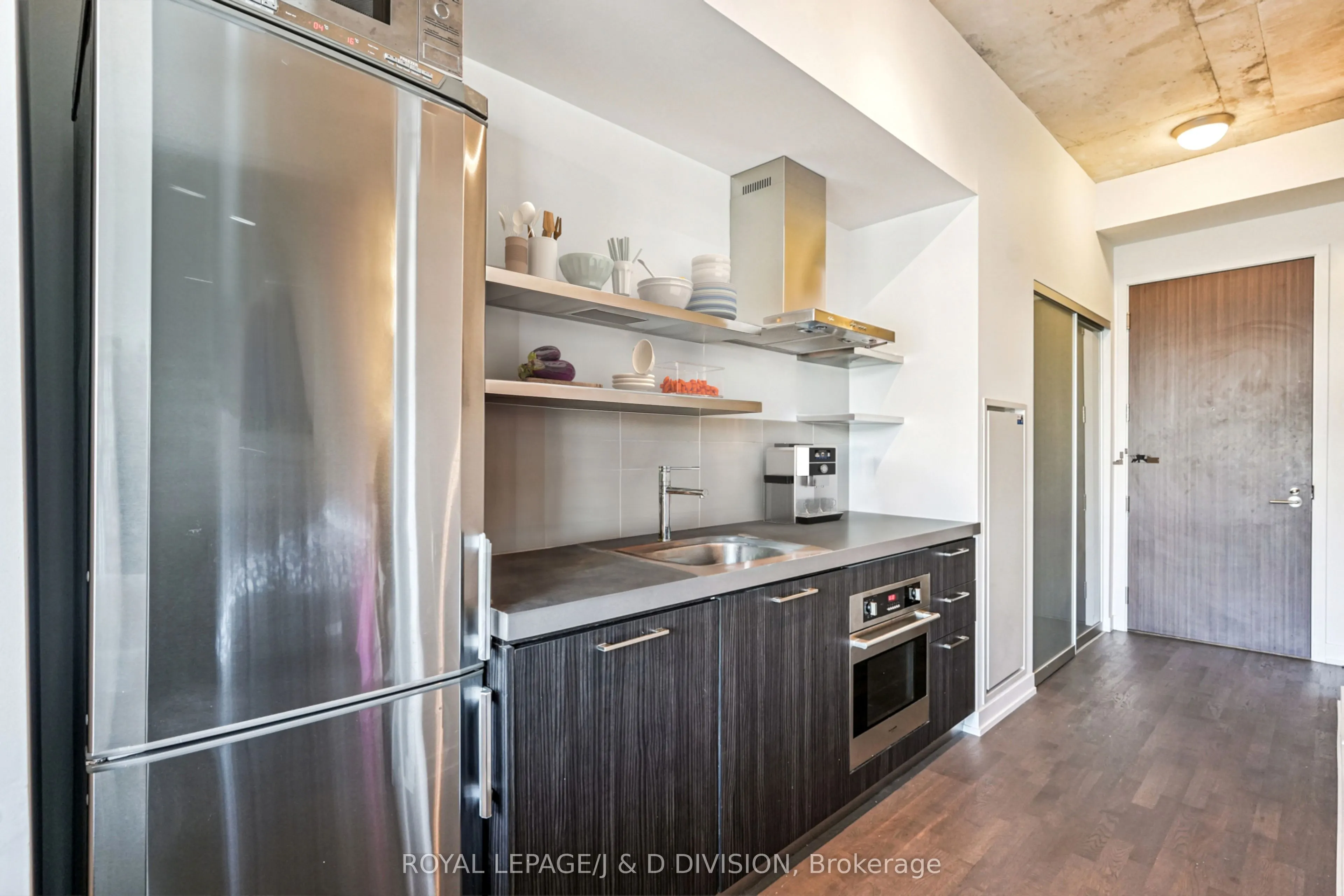 560 King Street W, #1006