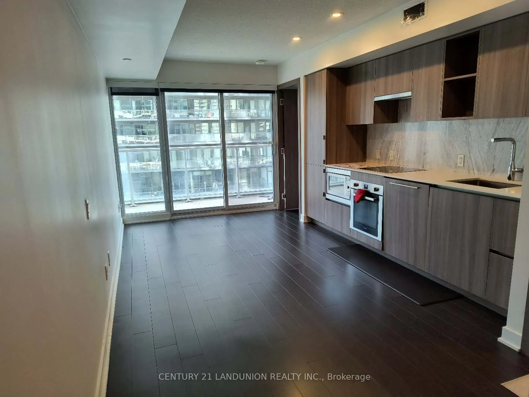 19 Bathurst Street, #902