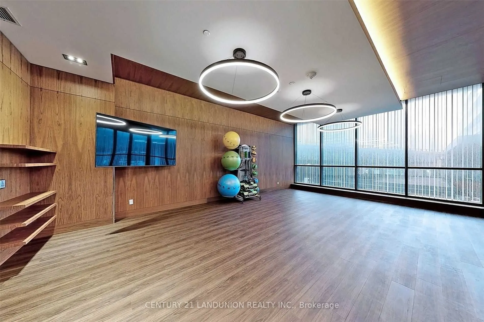 19 Bathurst Street, #902