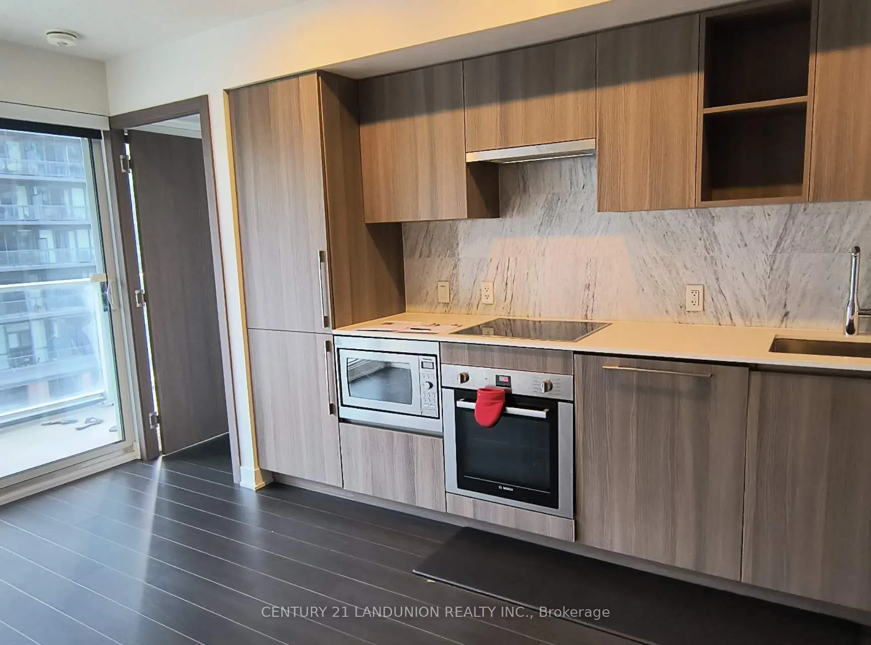 19 Bathurst Street, #902