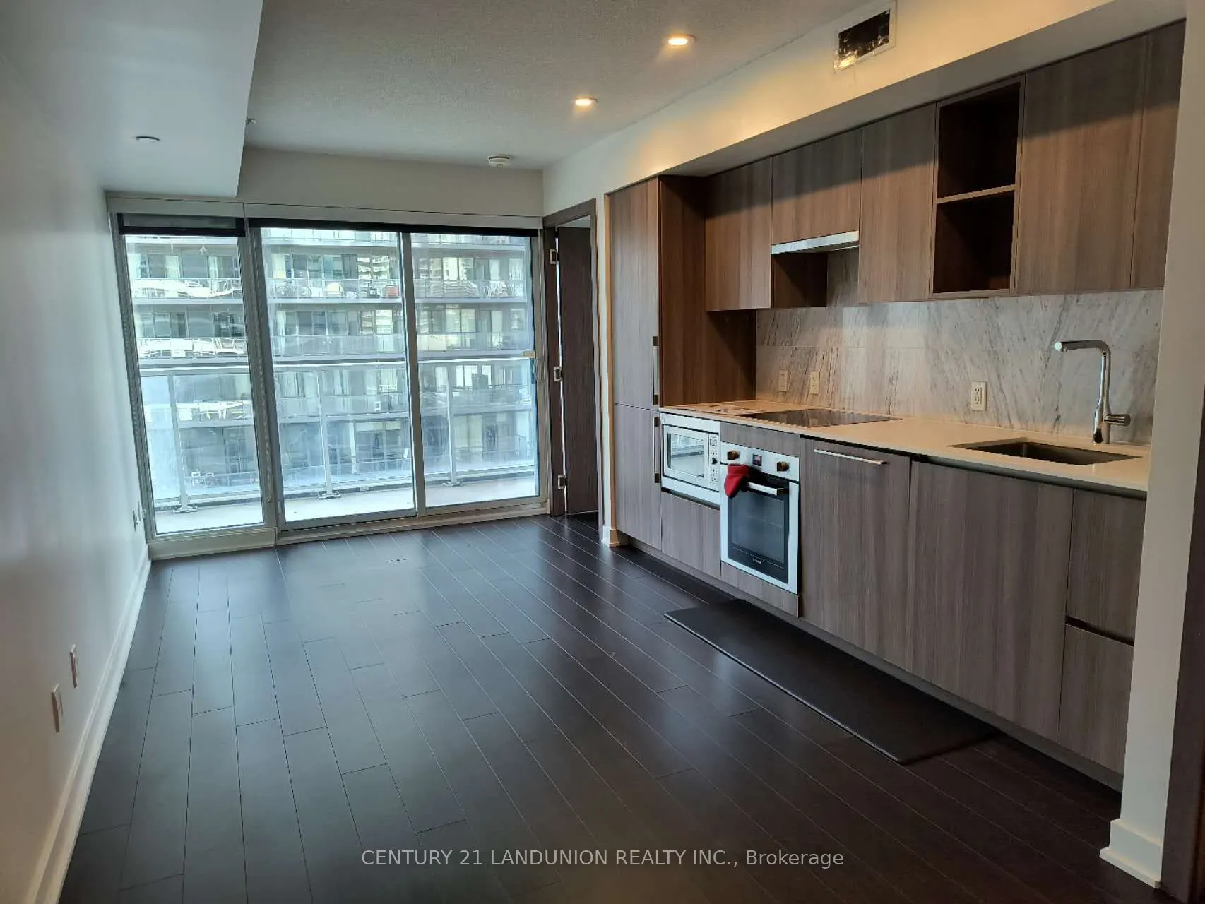 19 Bathurst Street, #902