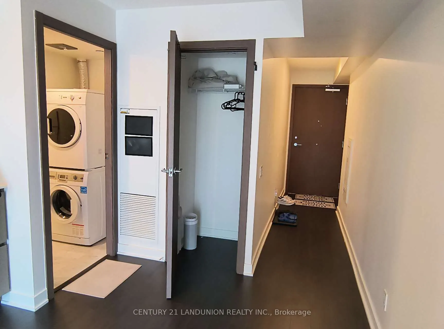 19 Bathurst Street, #902