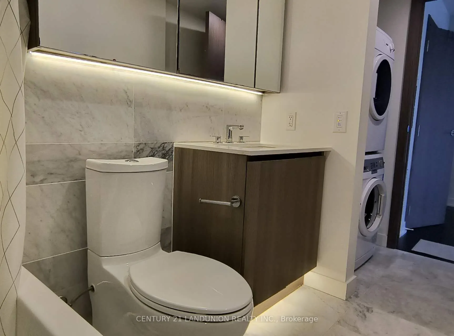 19 Bathurst Street, #902