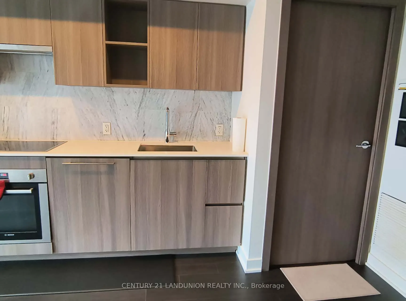 19 Bathurst Street, #902