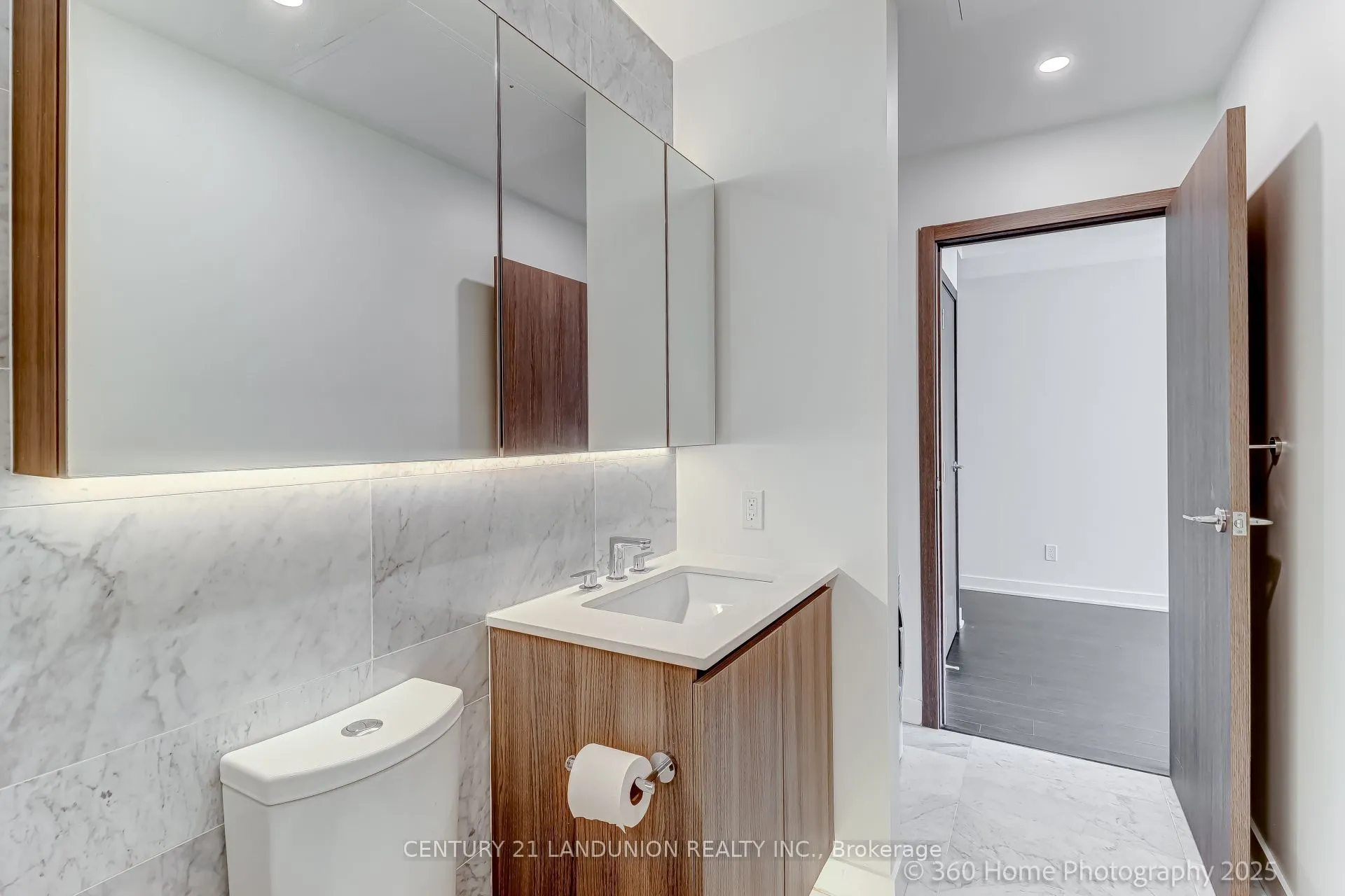 19 Bathurst Street, #902