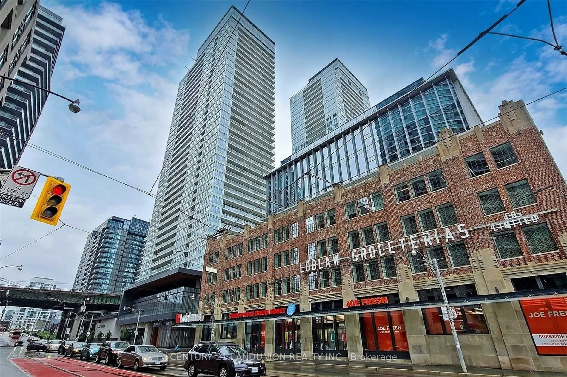 19 Bathurst Street, #902
