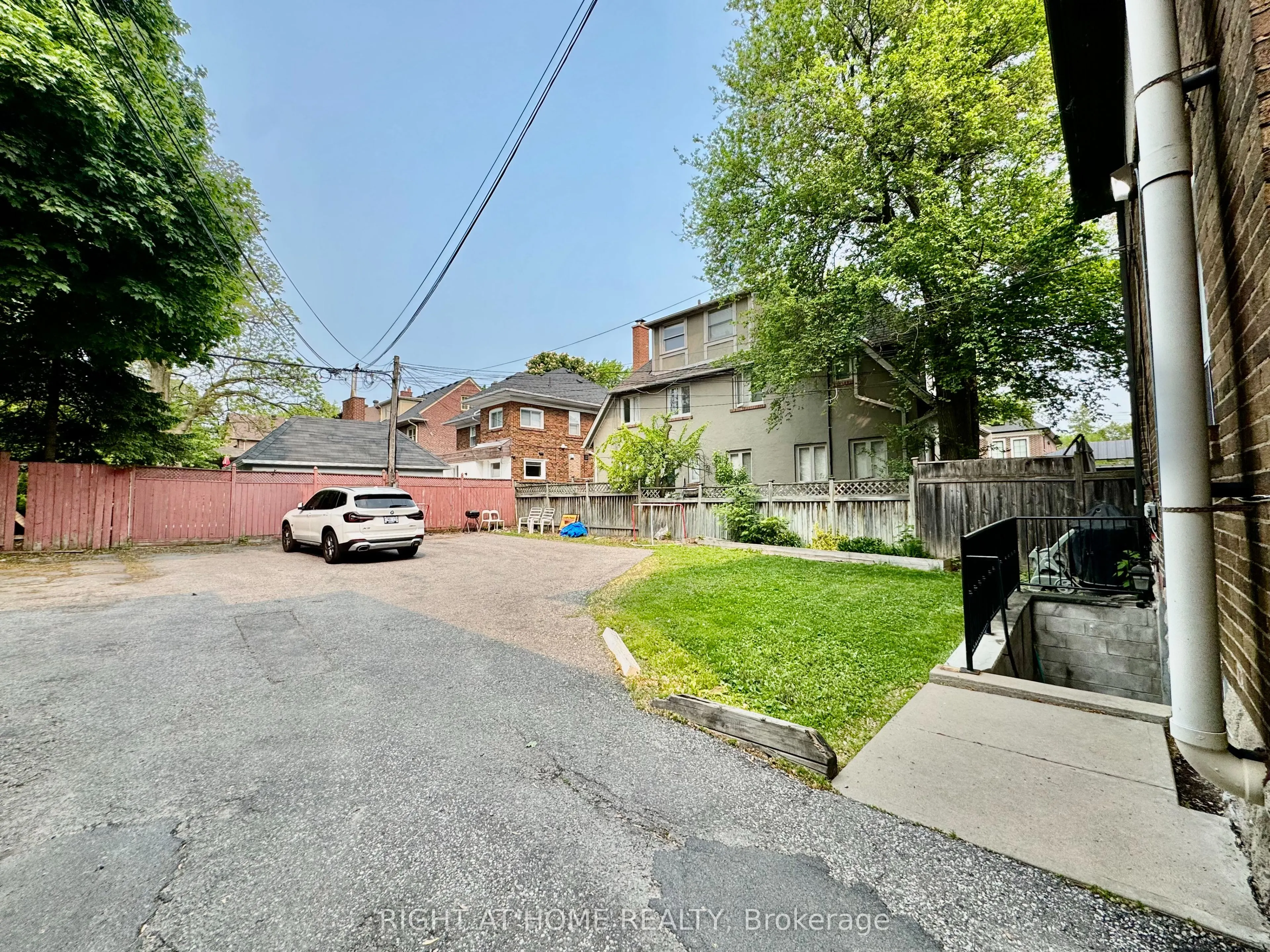 1198 Avenue Road