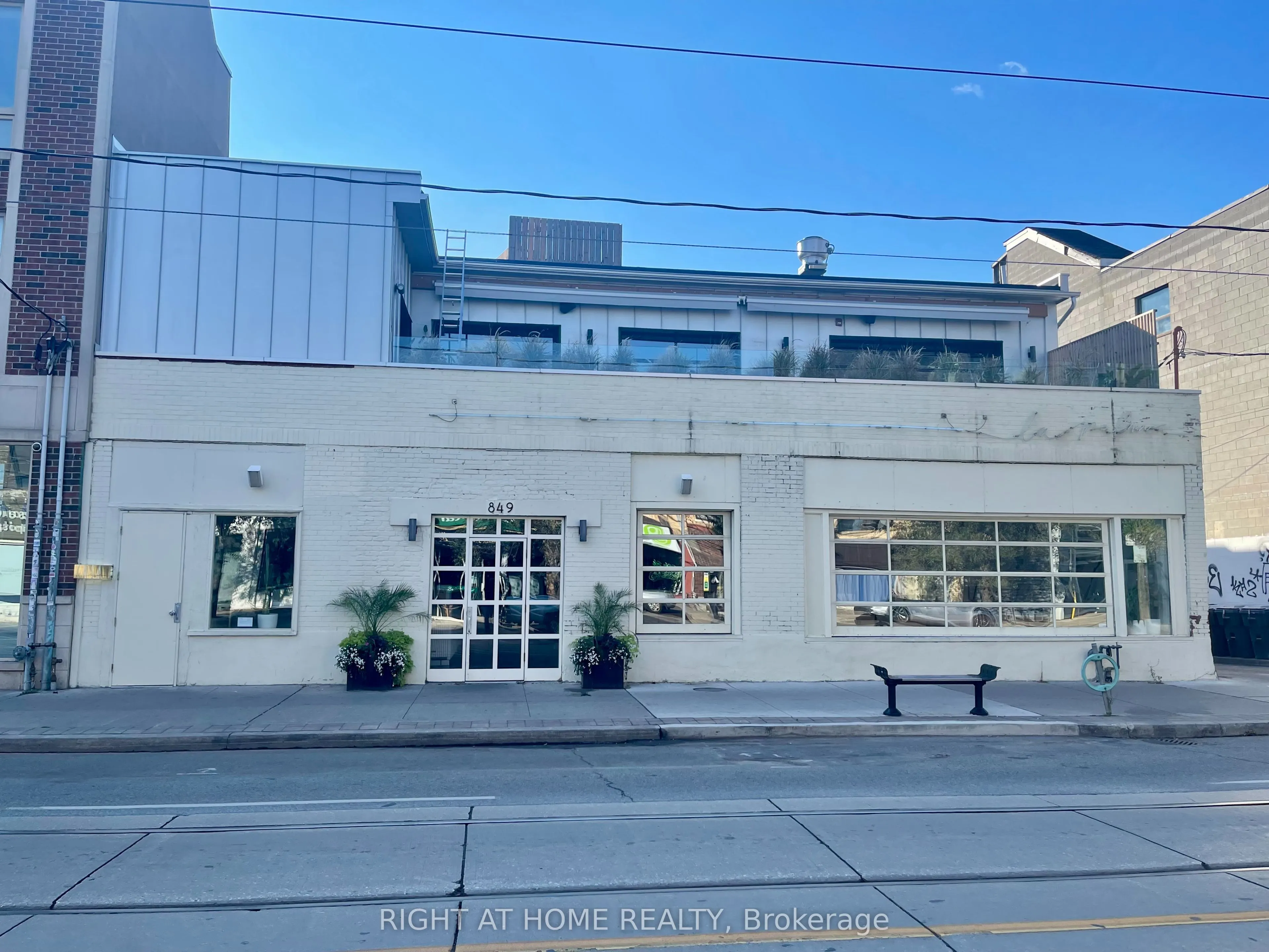 849 Dundas Street W