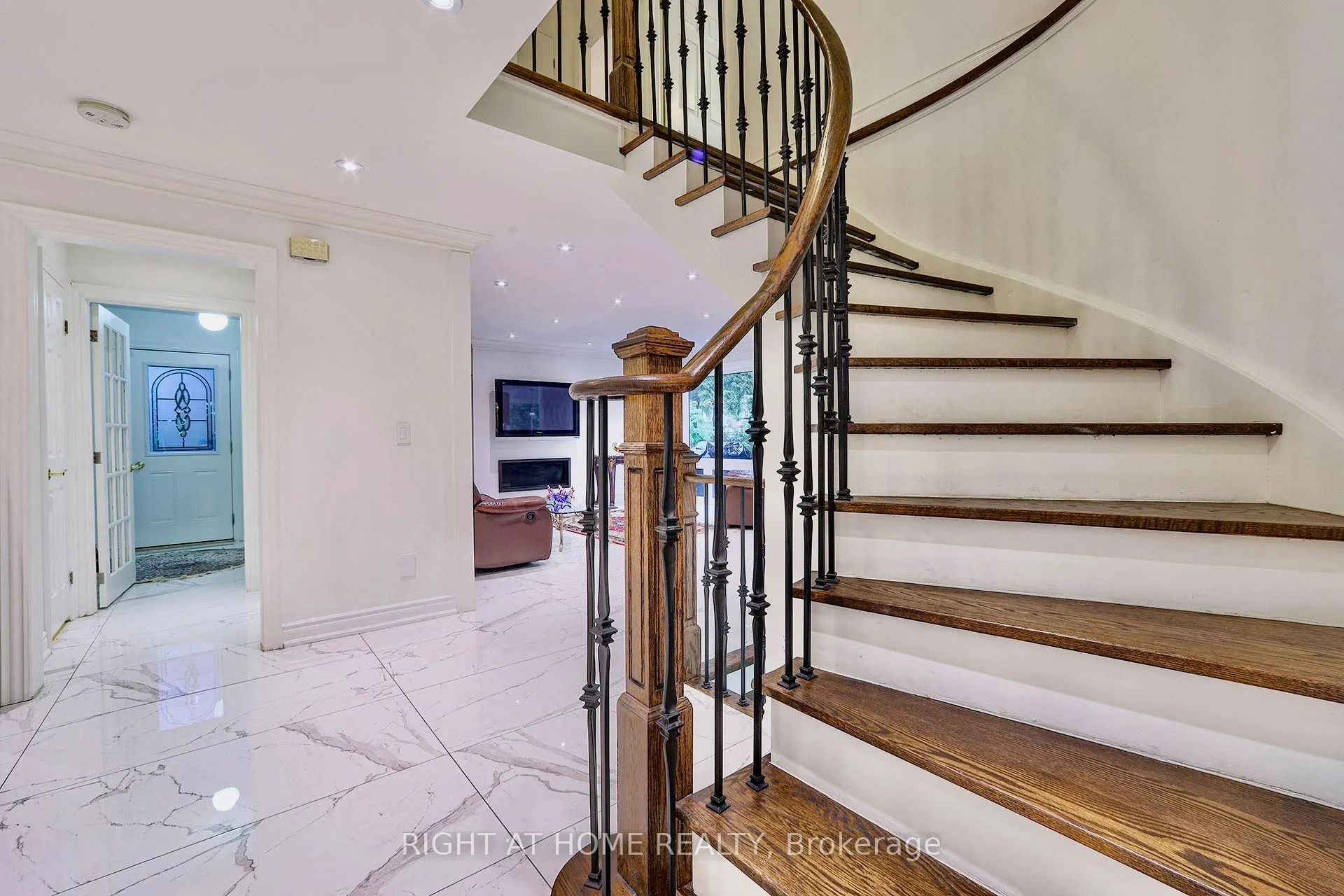 89 Yonge Boulevard