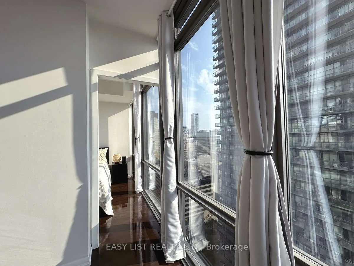 37 Grosvenor Street, #2203