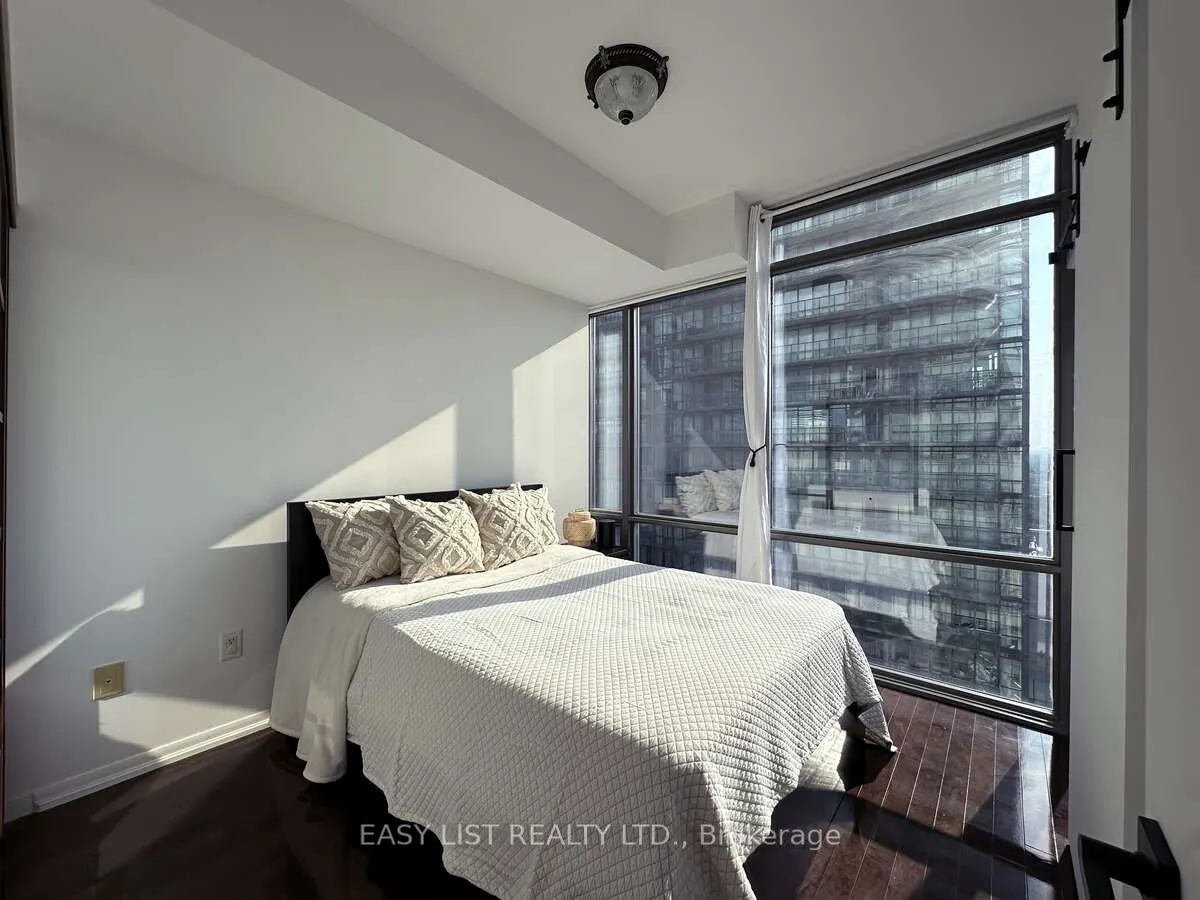 37 Grosvenor Street, #2203