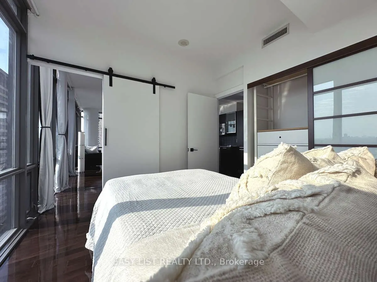37 Grosvenor Street, #2203