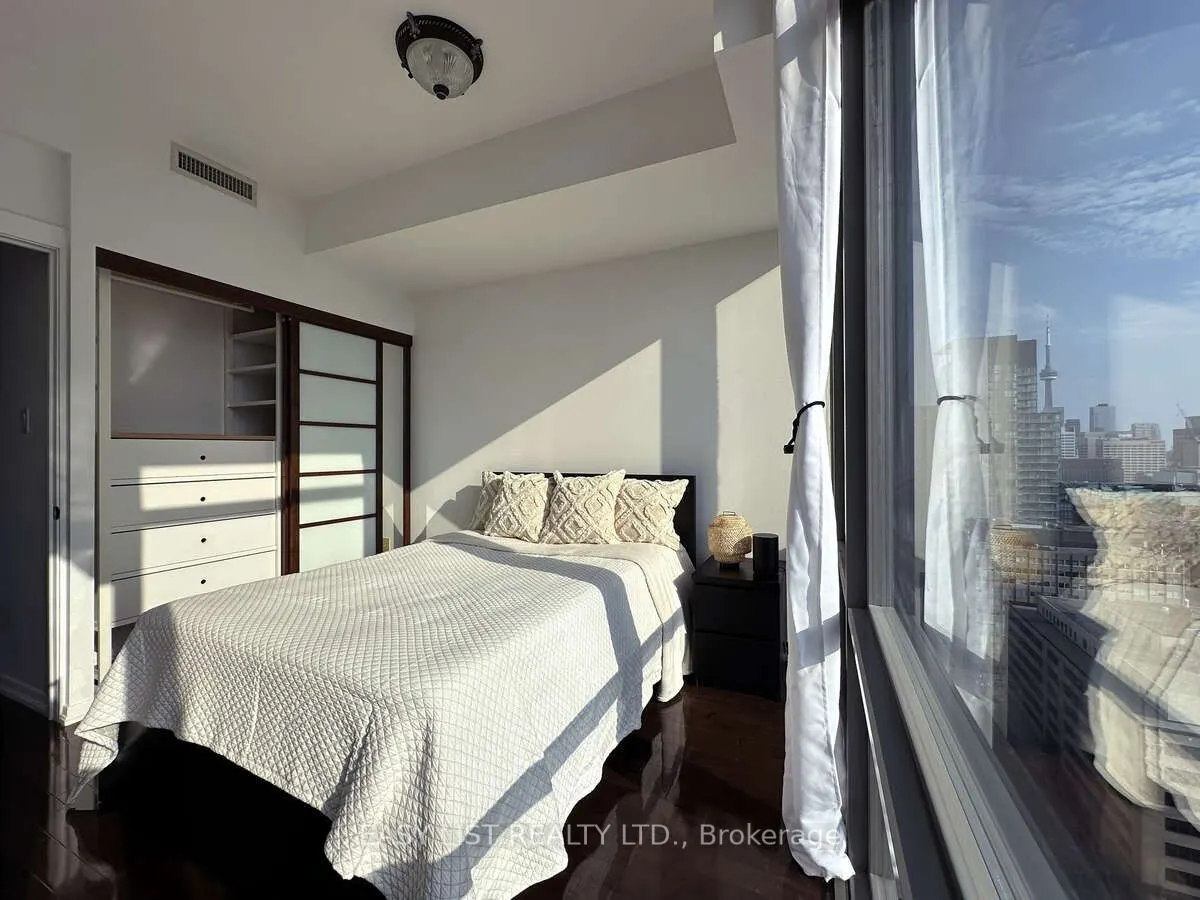37 Grosvenor Street, #2203