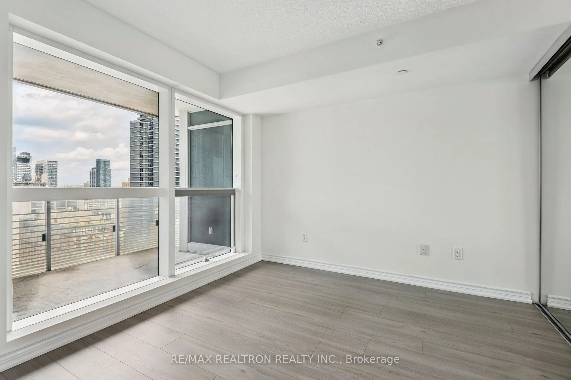 386 Yonge Street, #2201