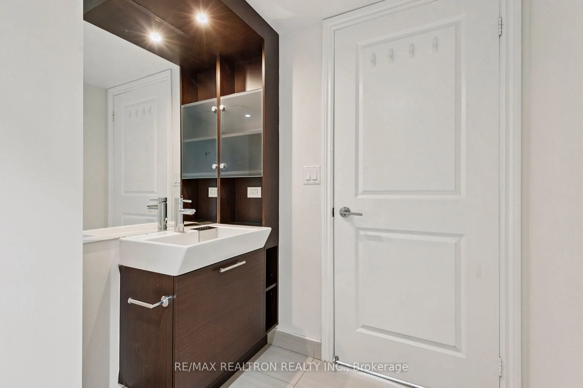 386 Yonge Street, #2201