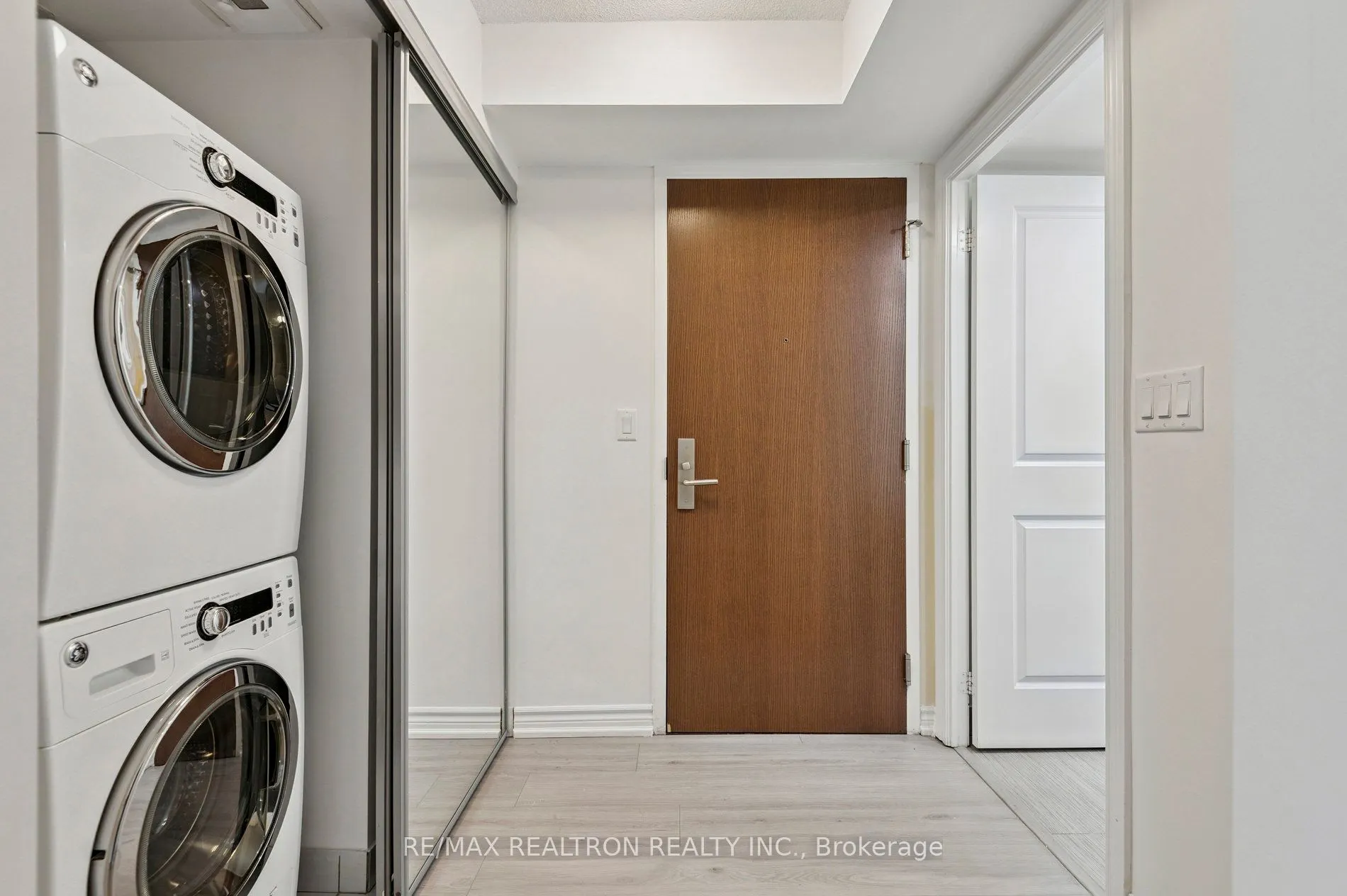 386 Yonge Street, #2201