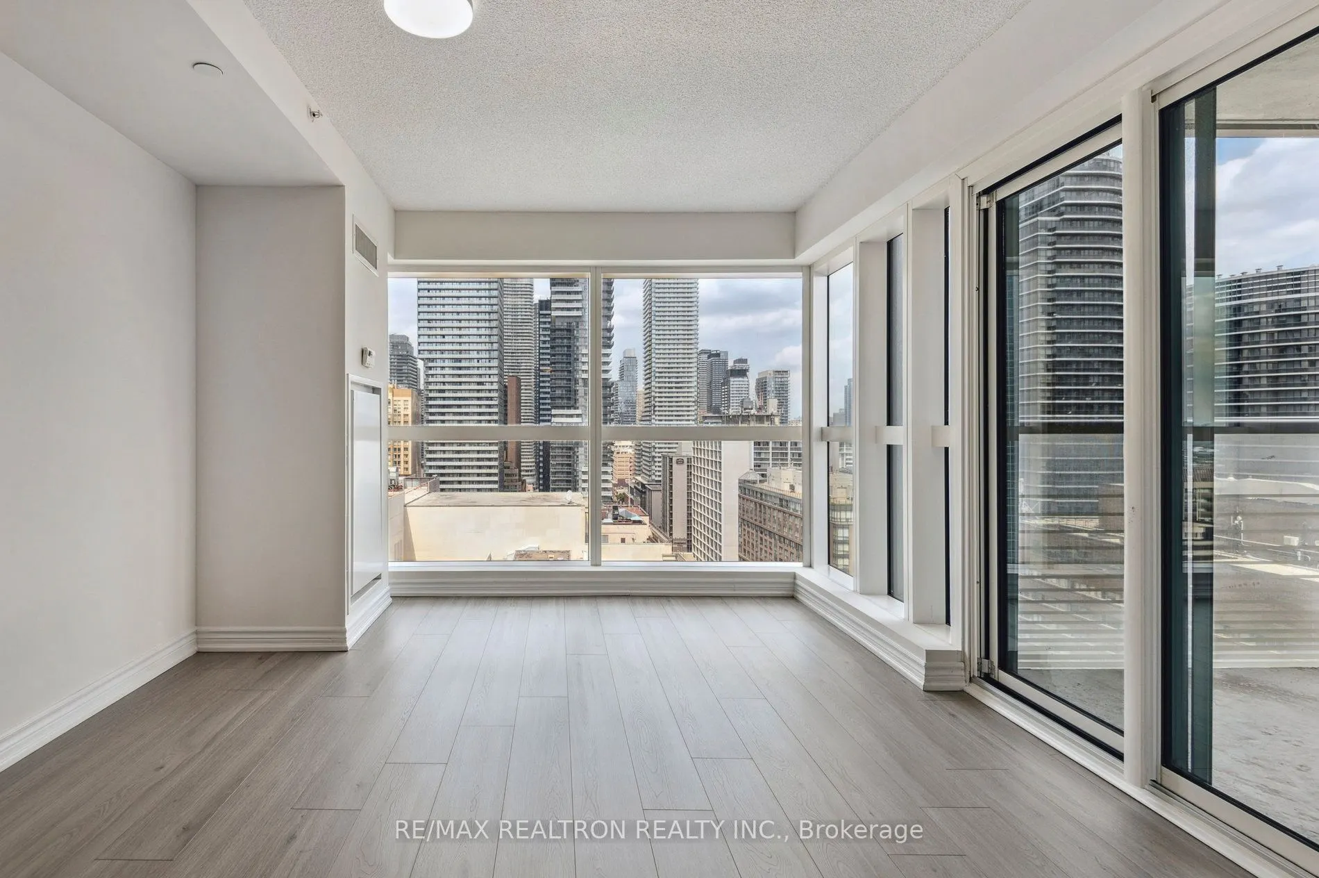 386 Yonge Street, #2201