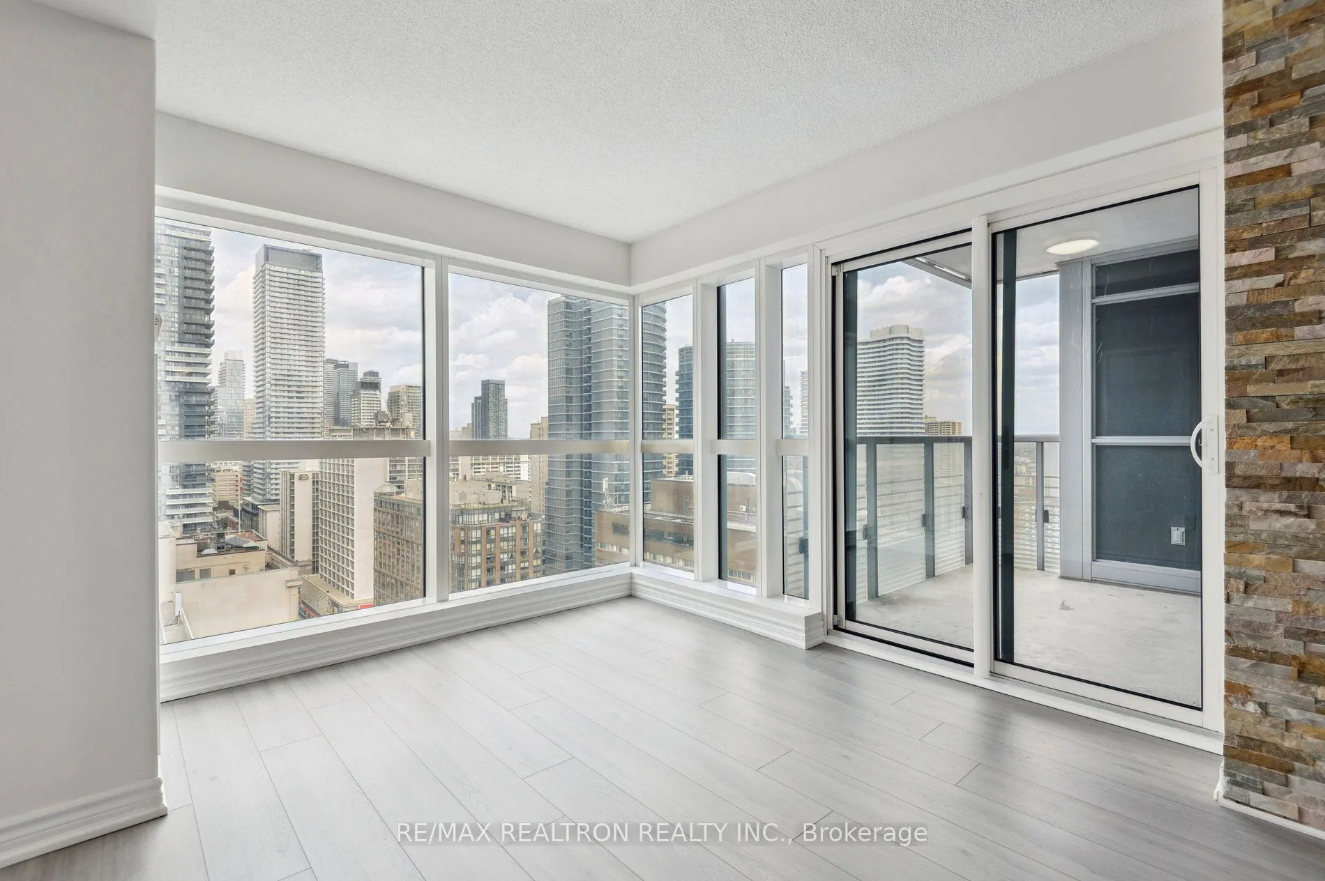 386 Yonge Street, #2201