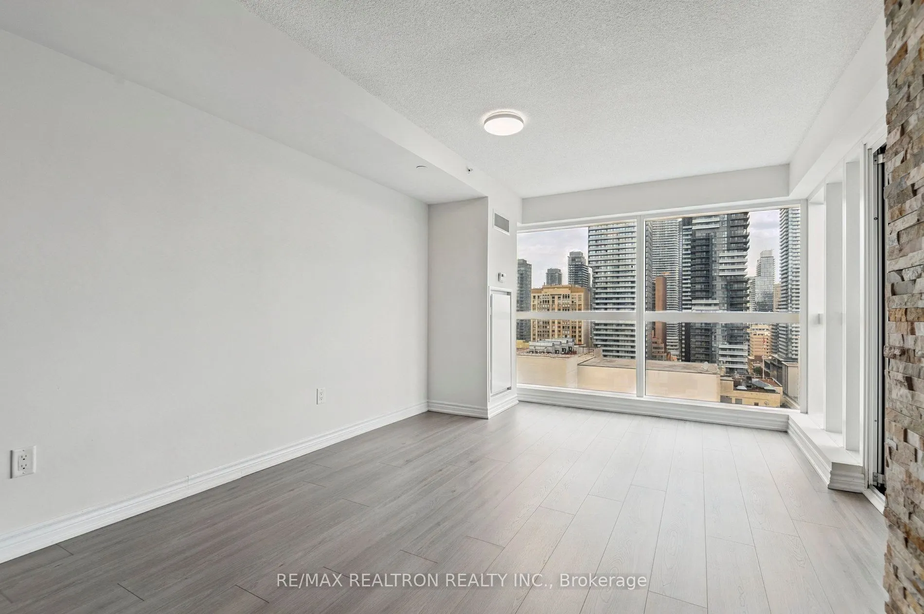 386 Yonge Street, #2201