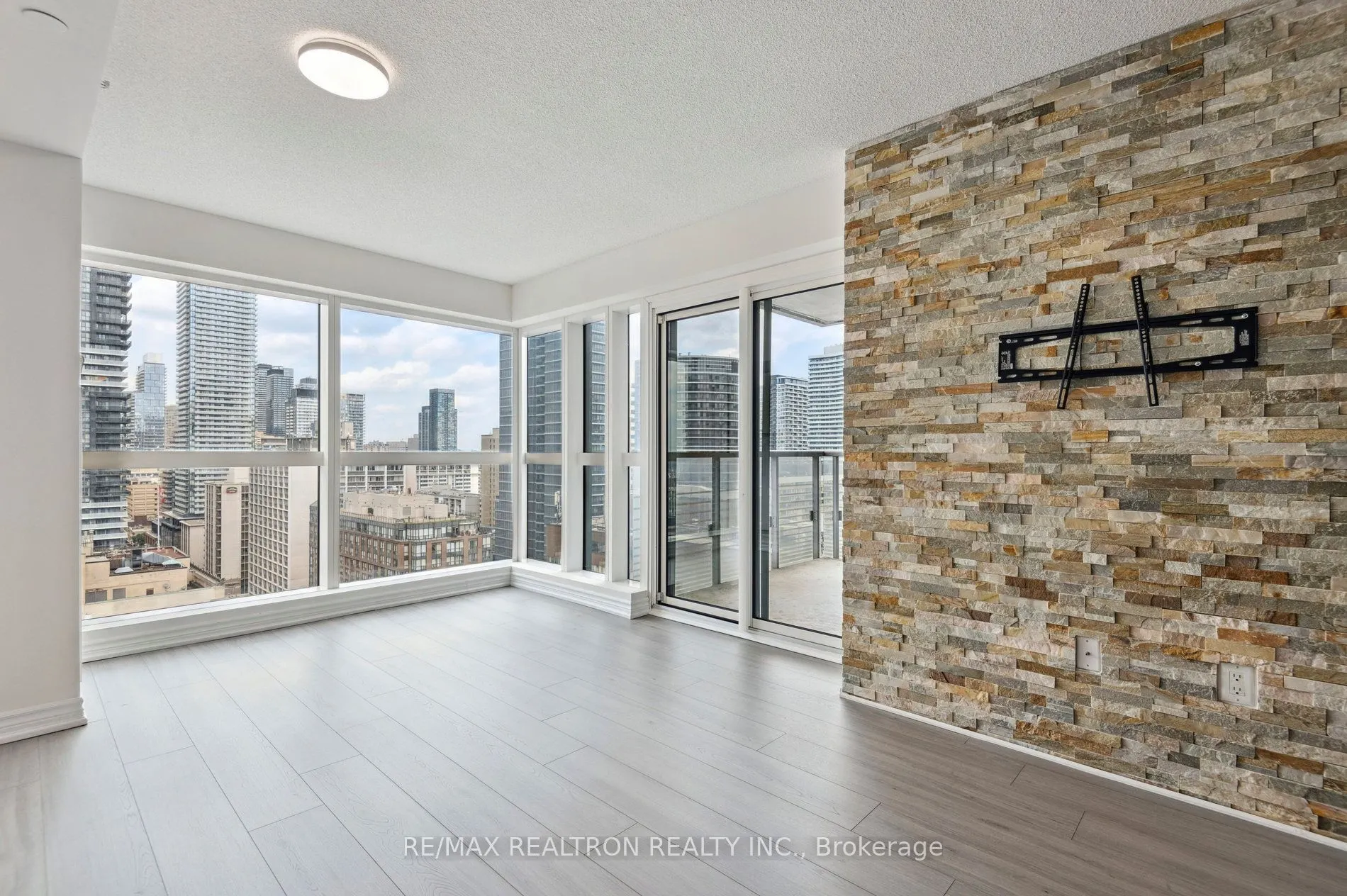 386 Yonge Street, #2201