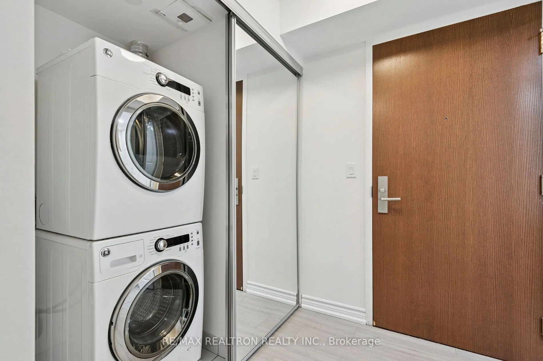 386 Yonge Street, #2201