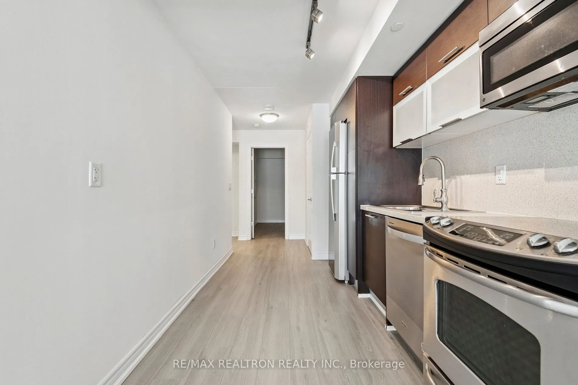 386 Yonge Street, #2201