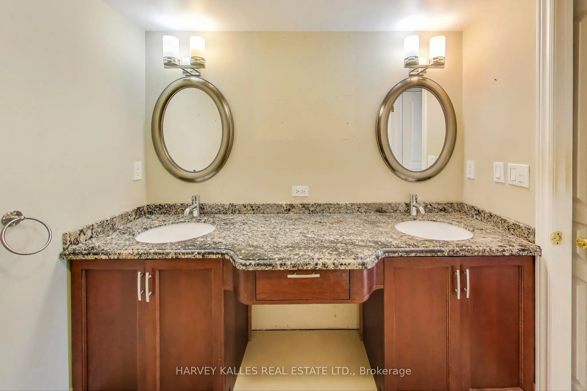 1 Hycrest Avenue, #401