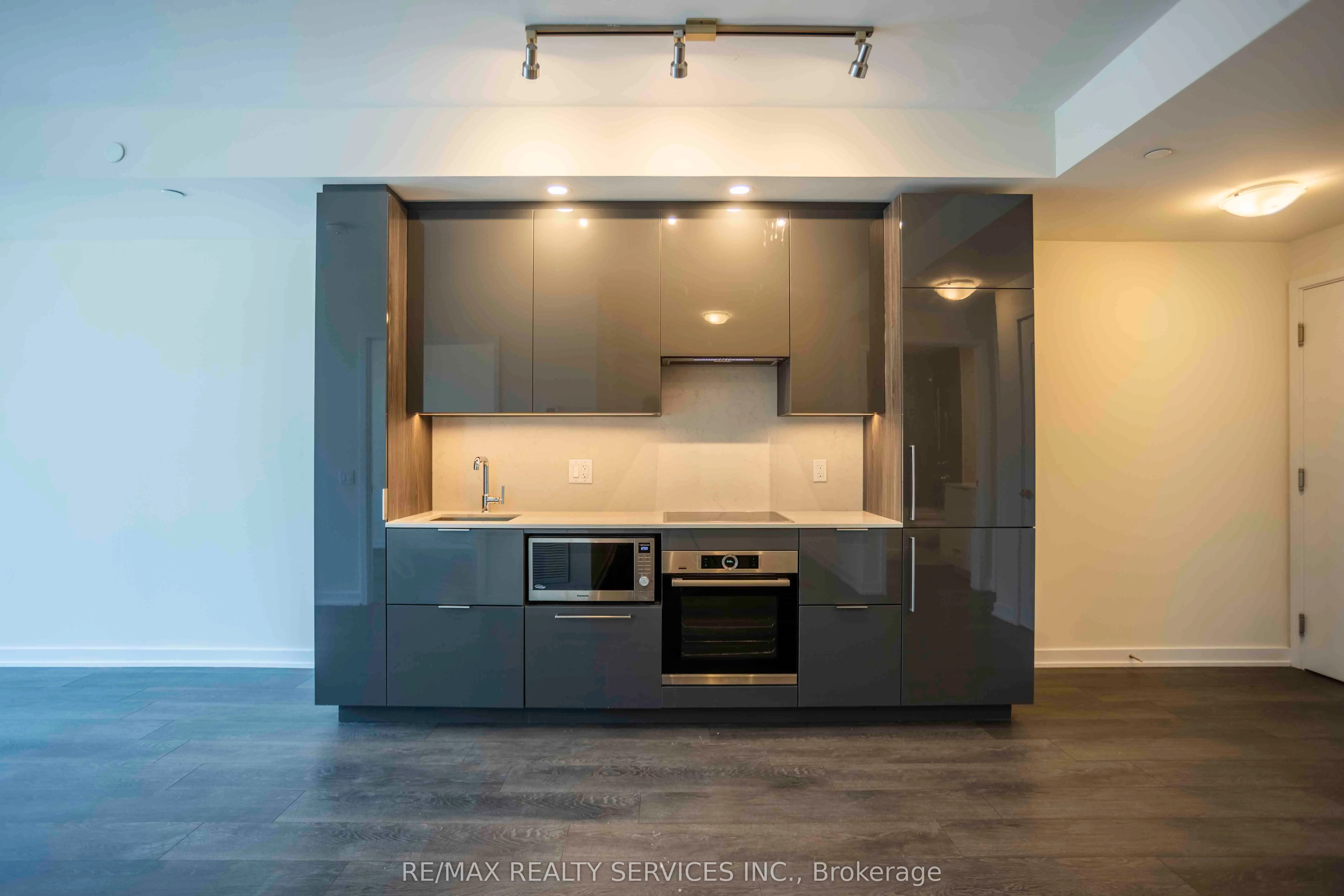 28 Freeland Street, #1806