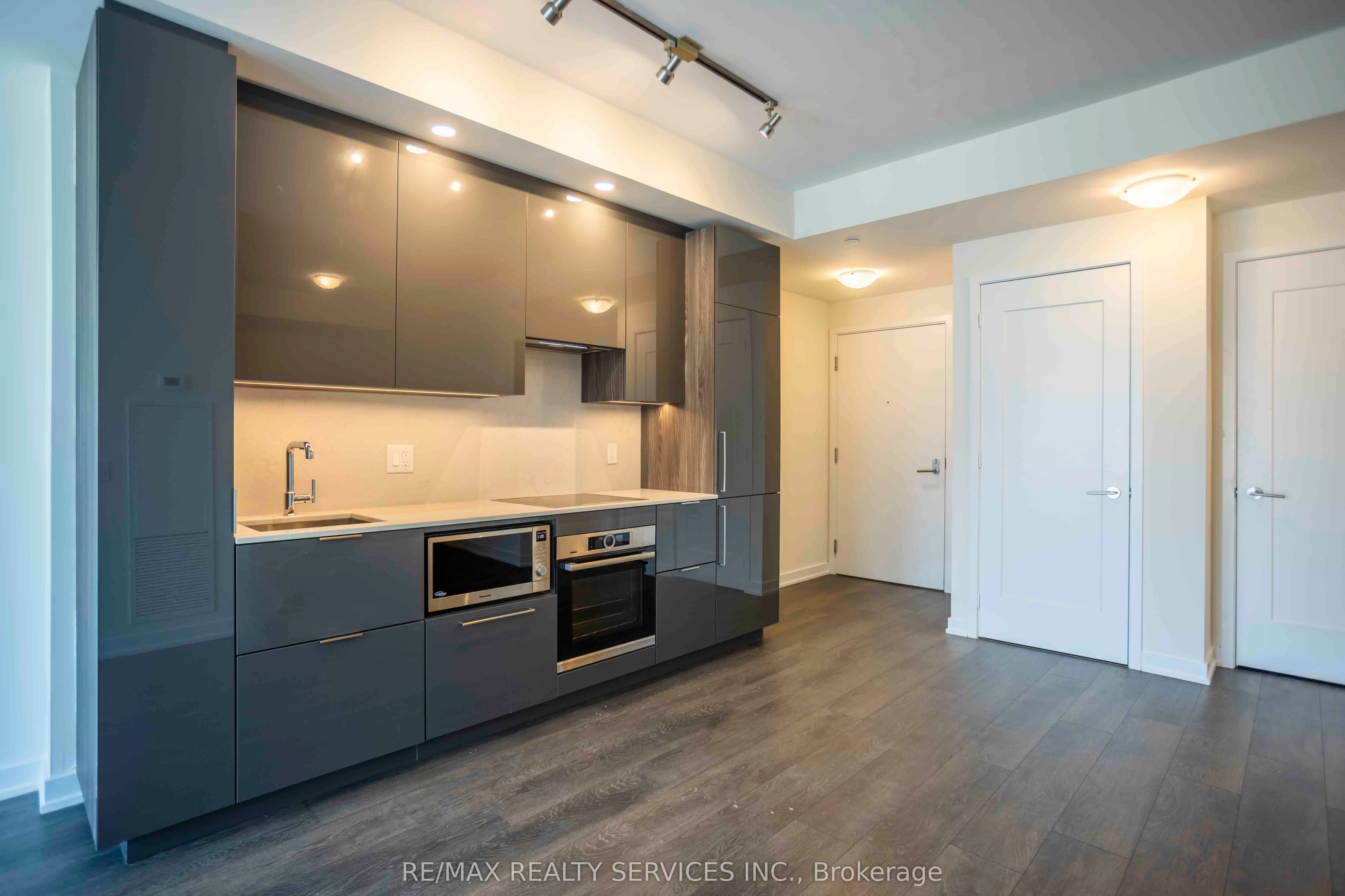 28 Freeland Street, #1806