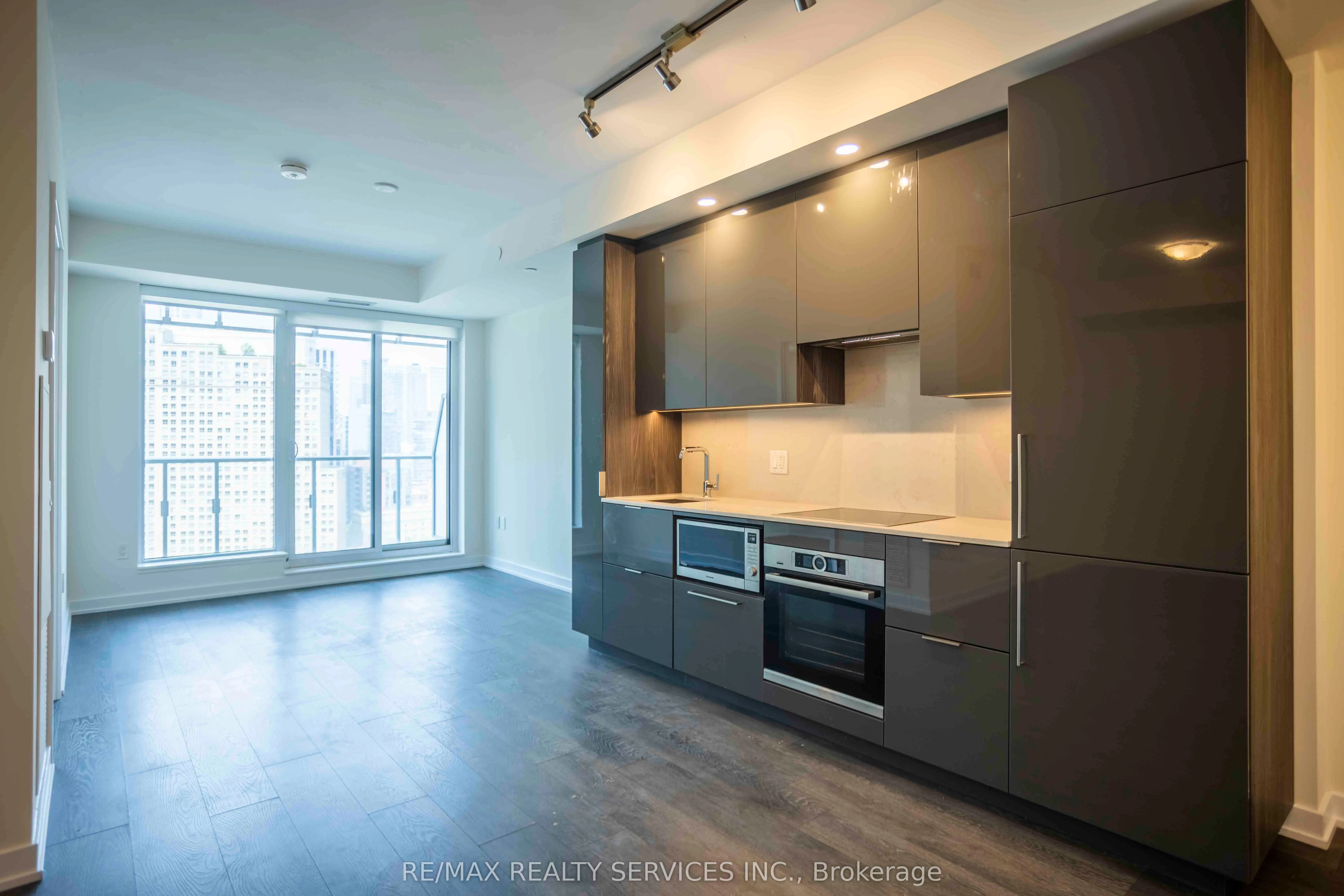 28 Freeland Street, #1806