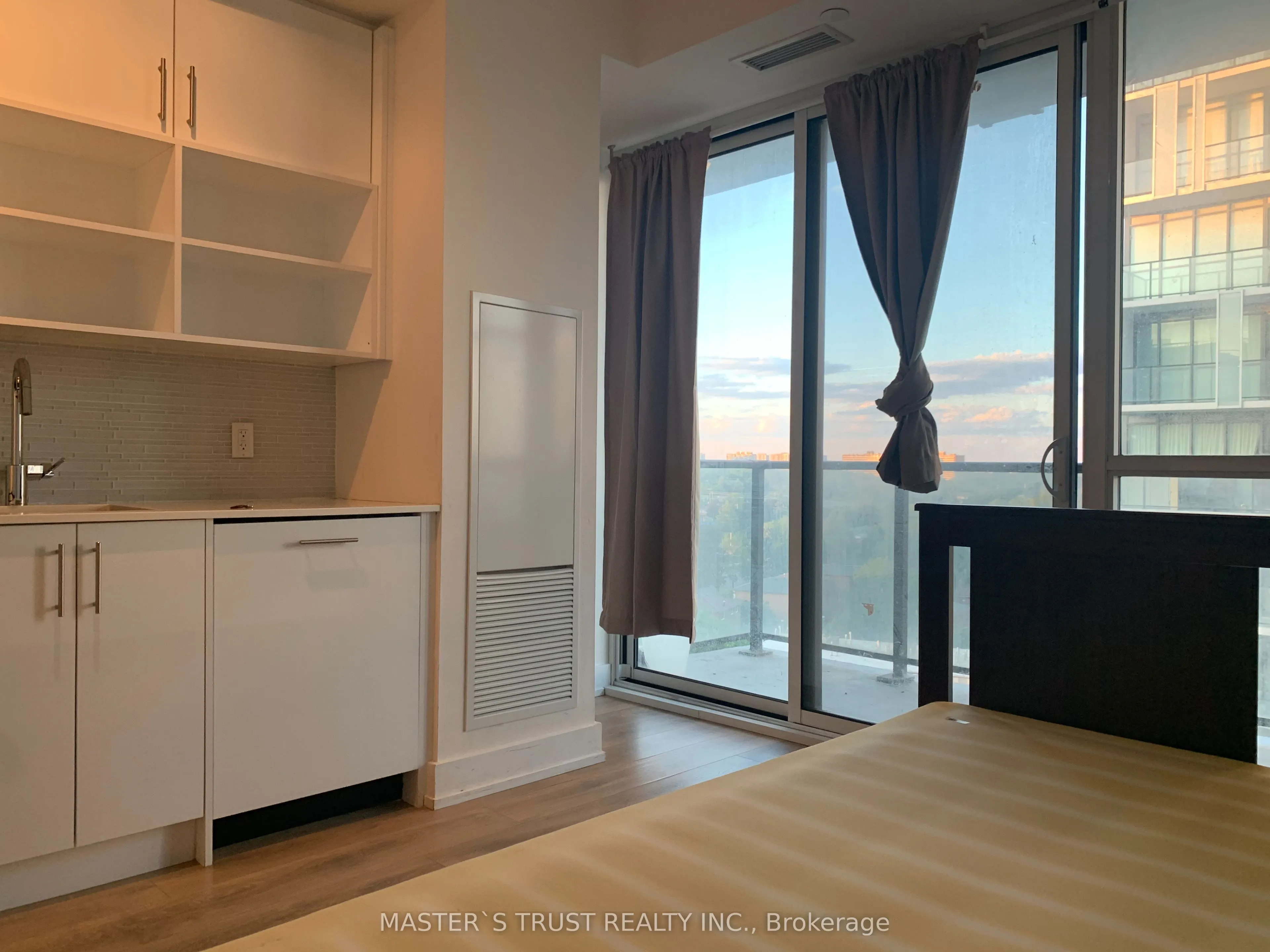 128 Fairview Mall Drive, #809