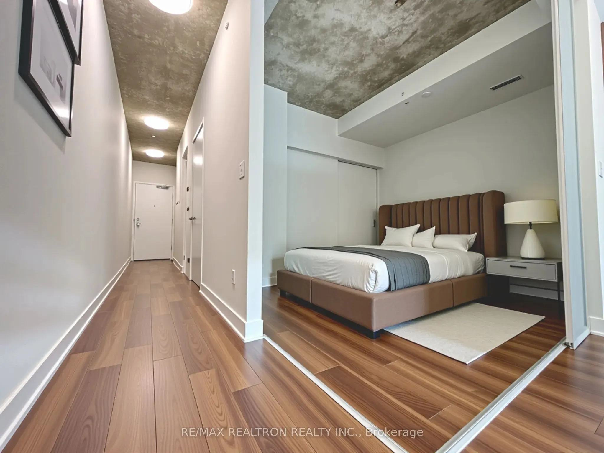 210 Simcoe Street, #704