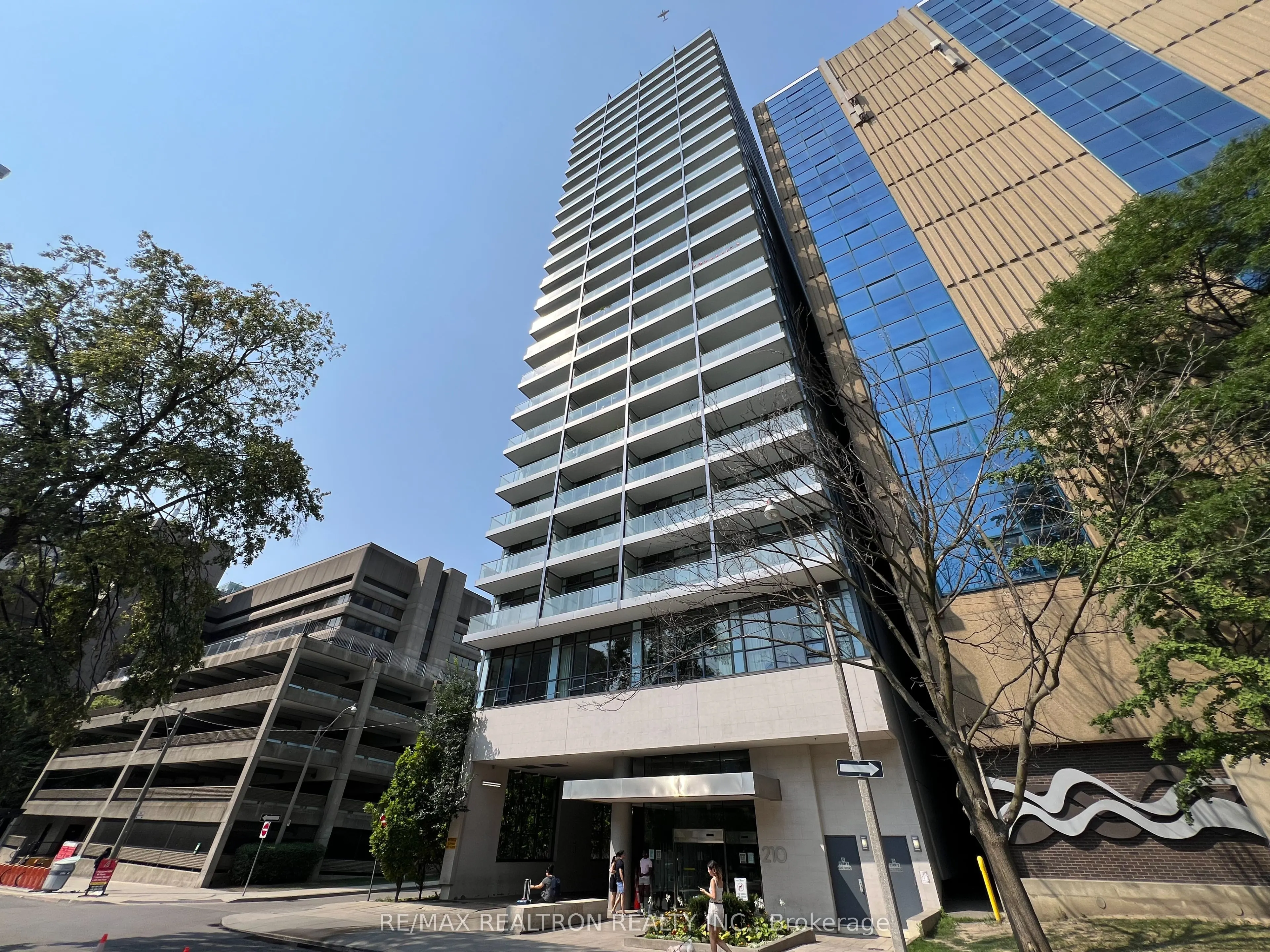 210 Simcoe Street, #704