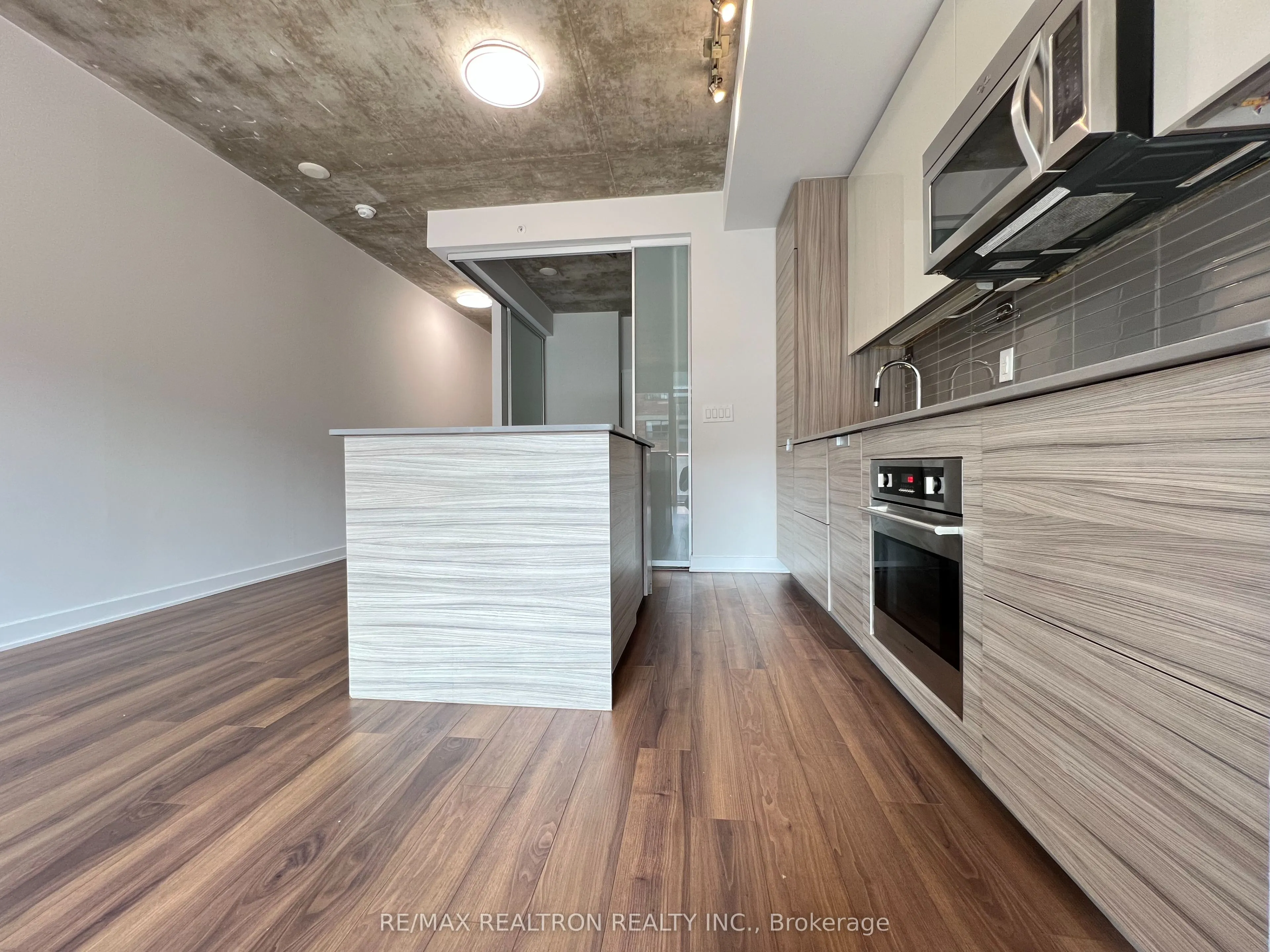 210 Simcoe Street, #704