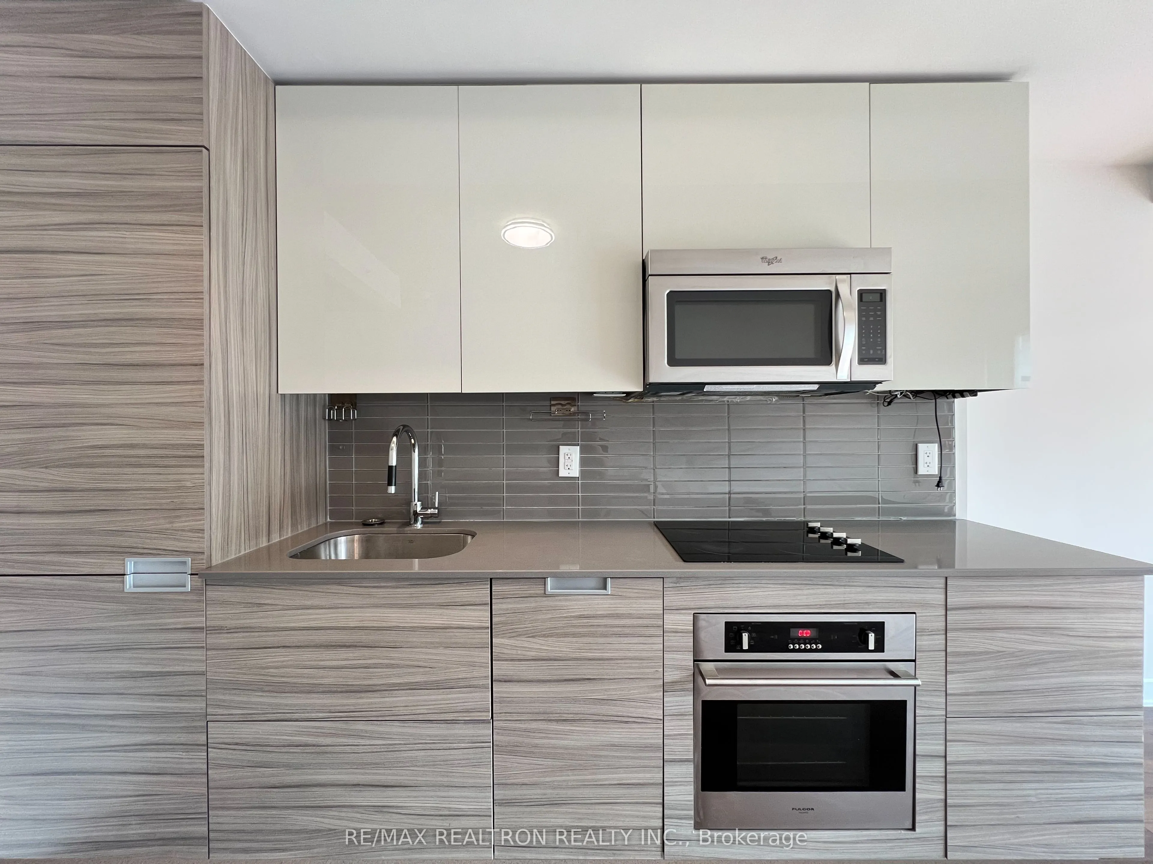 210 Simcoe Street, #704