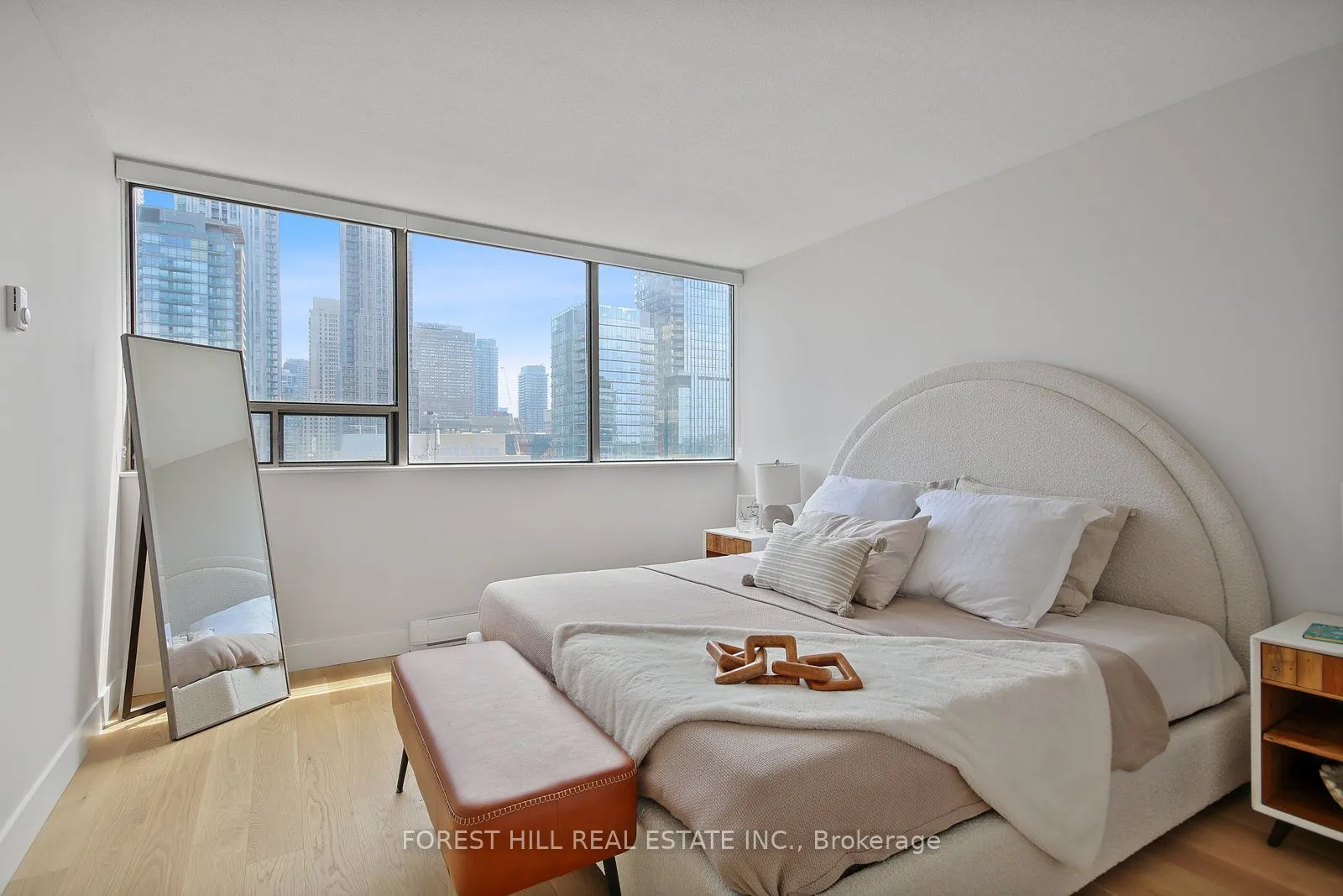 914 Yonge Street, #1604