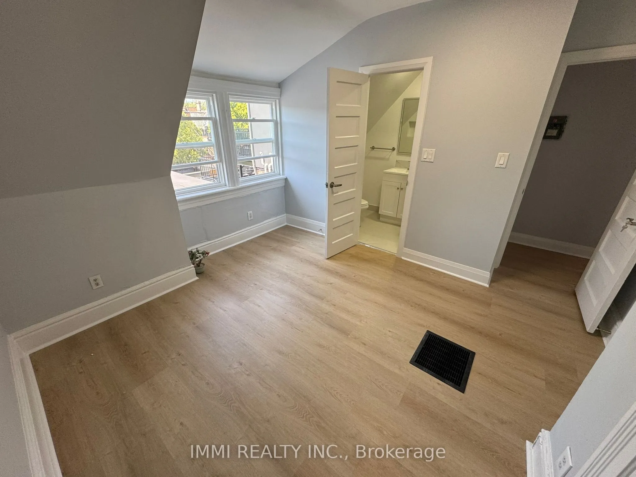 618 Bathurst Street