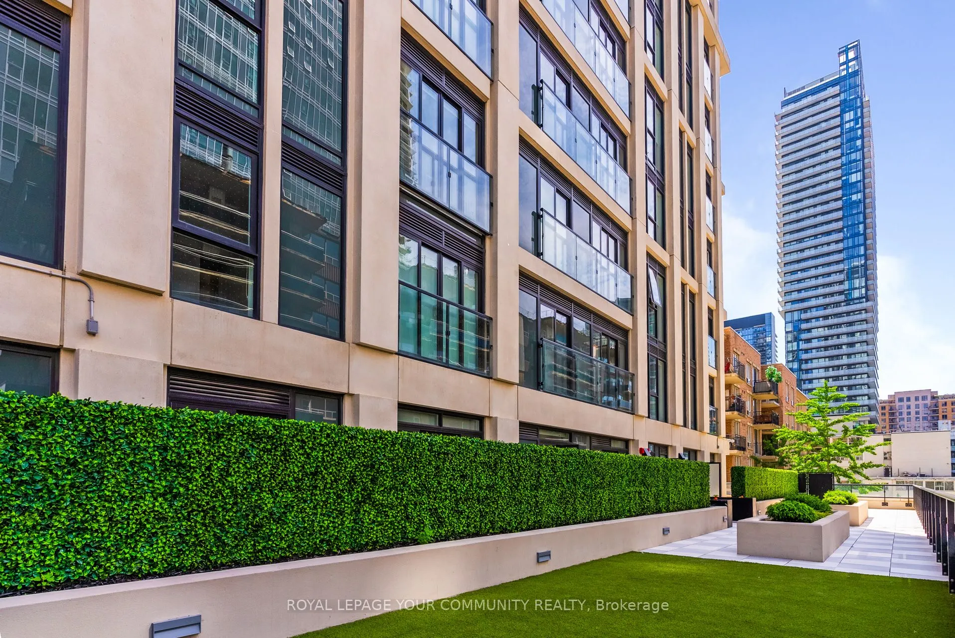 200 Redpath Avenue, #305