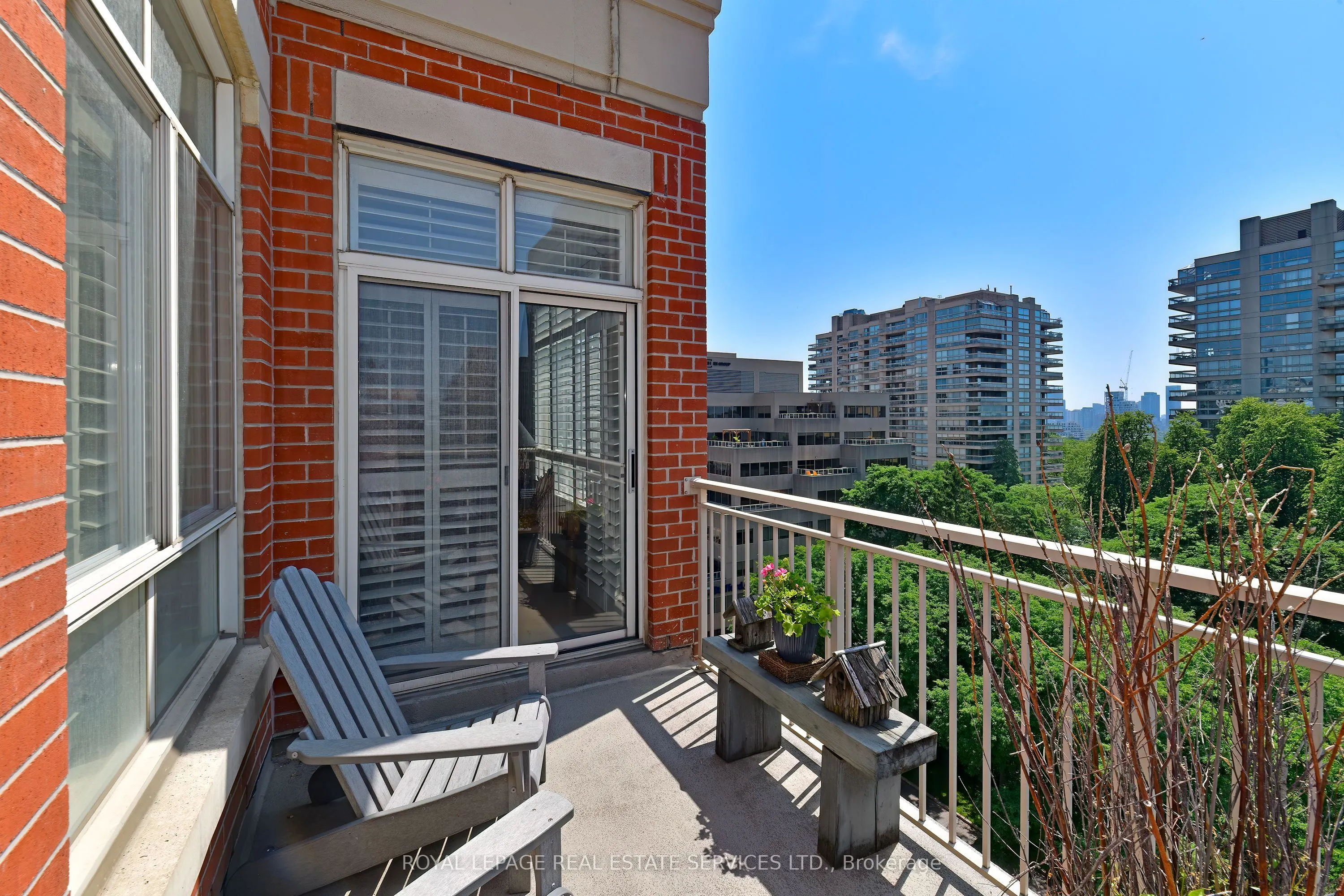 1 Deer Park Crescent, #905