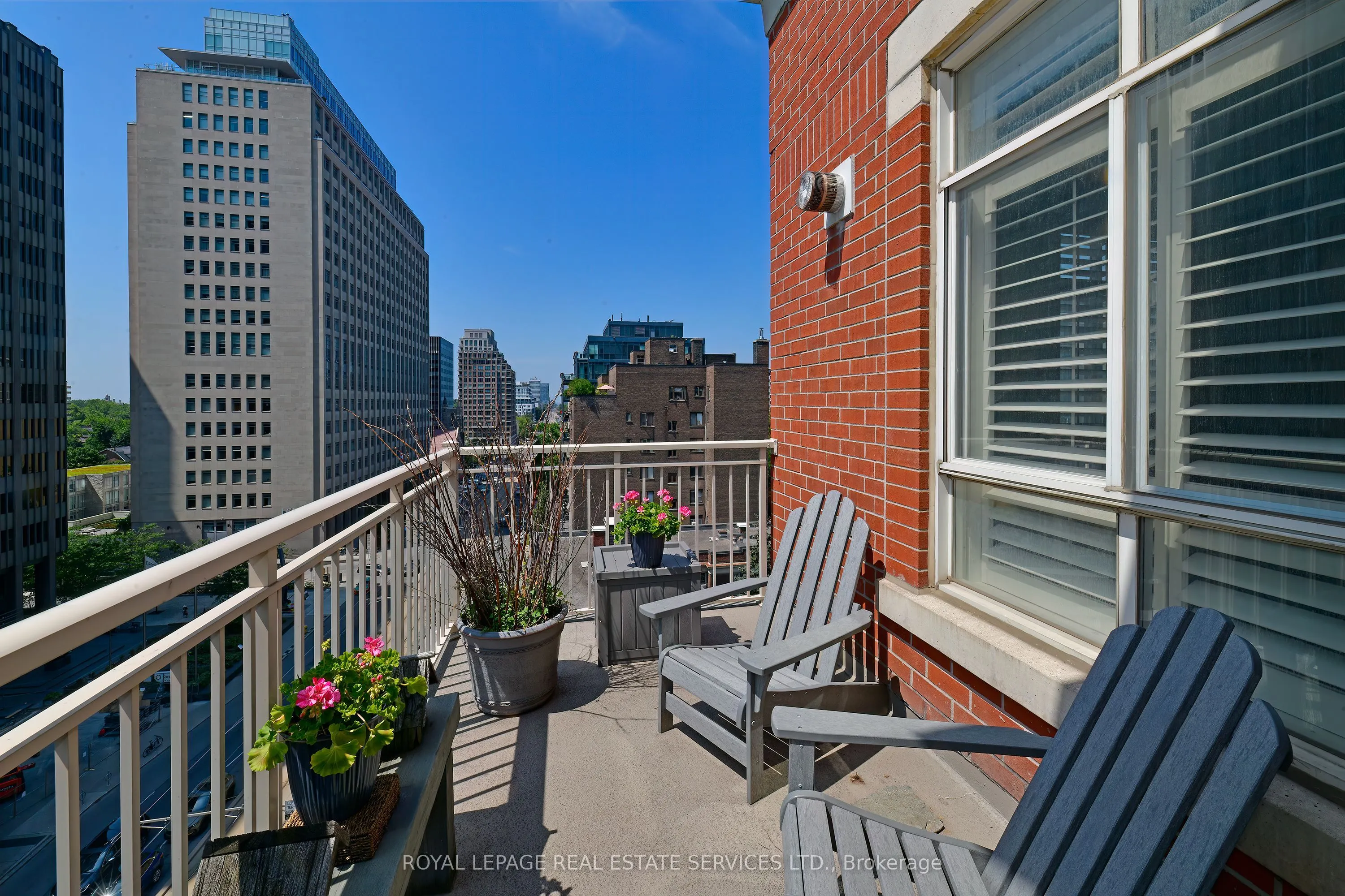 1 Deer Park Crescent, #905