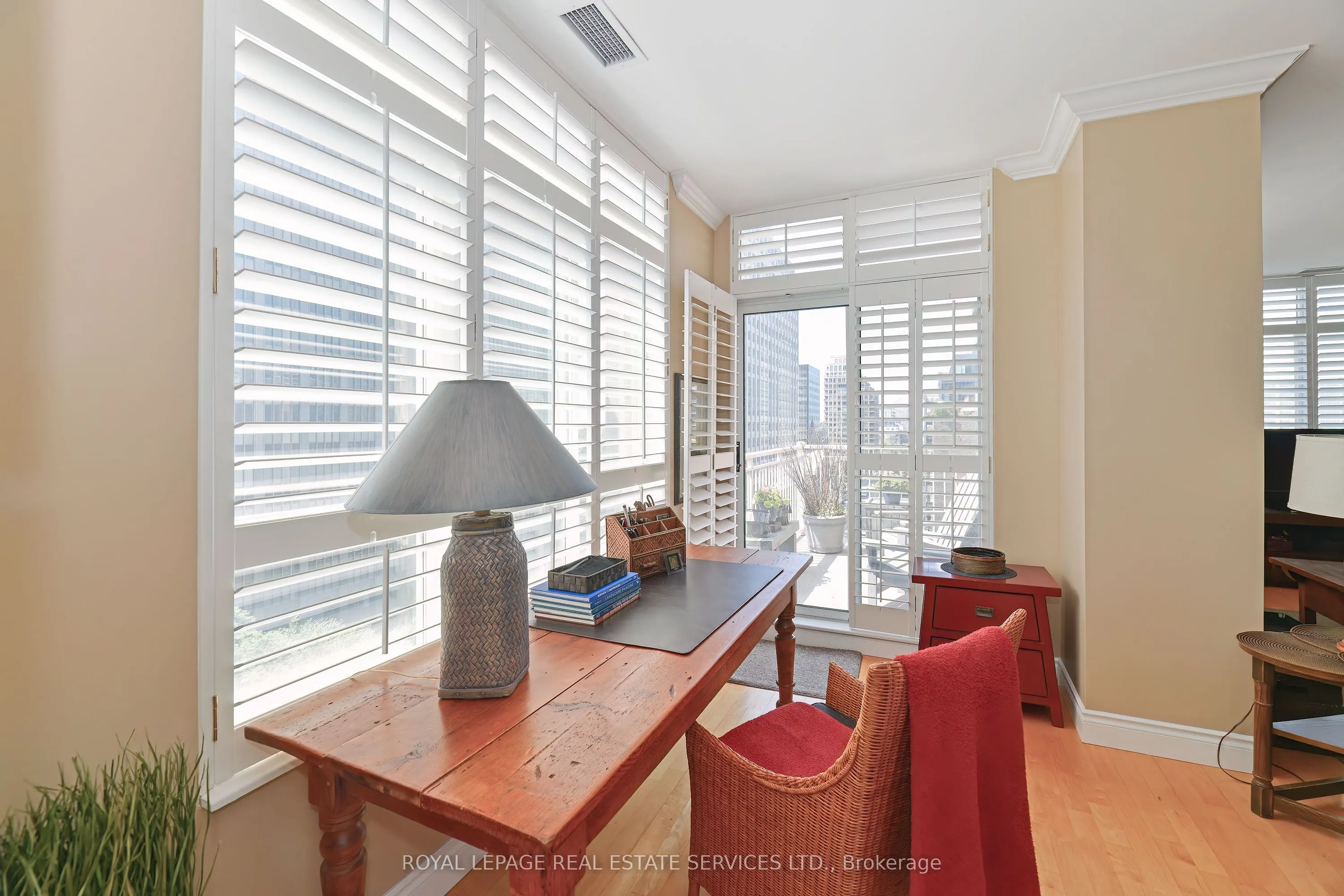 1 Deer Park Crescent, #905