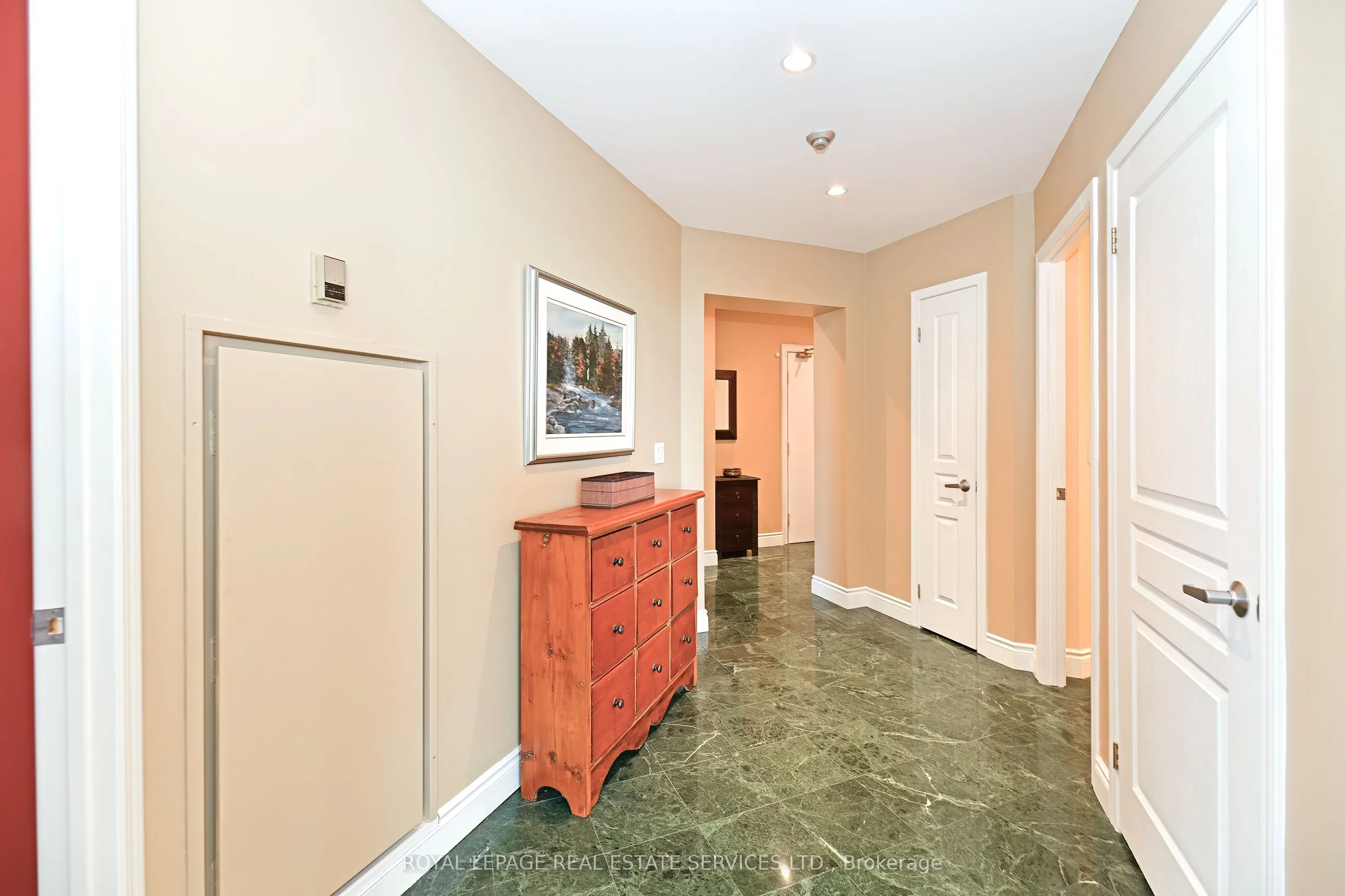 1 Deer Park Crescent, #905