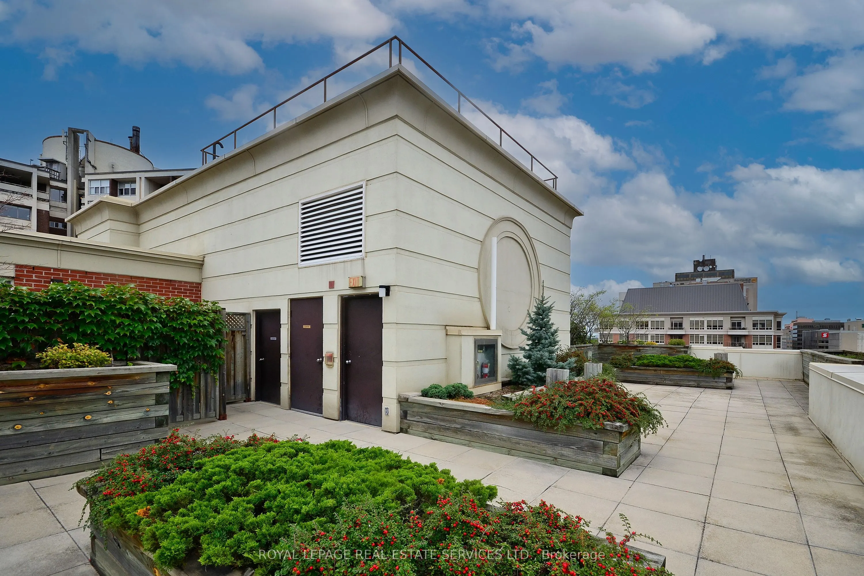 1 Deer Park Crescent, #905