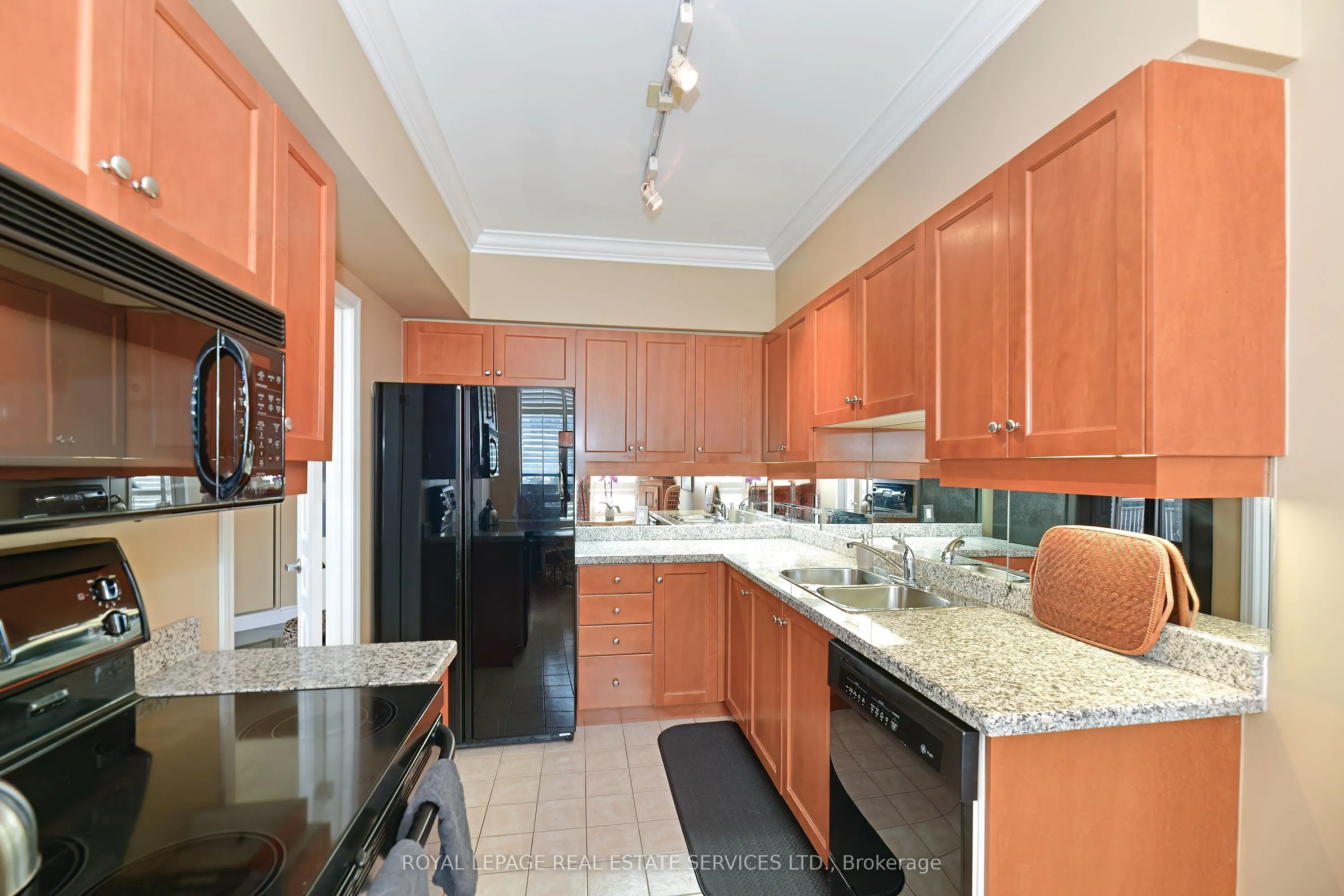 1 Deer Park Crescent, #905