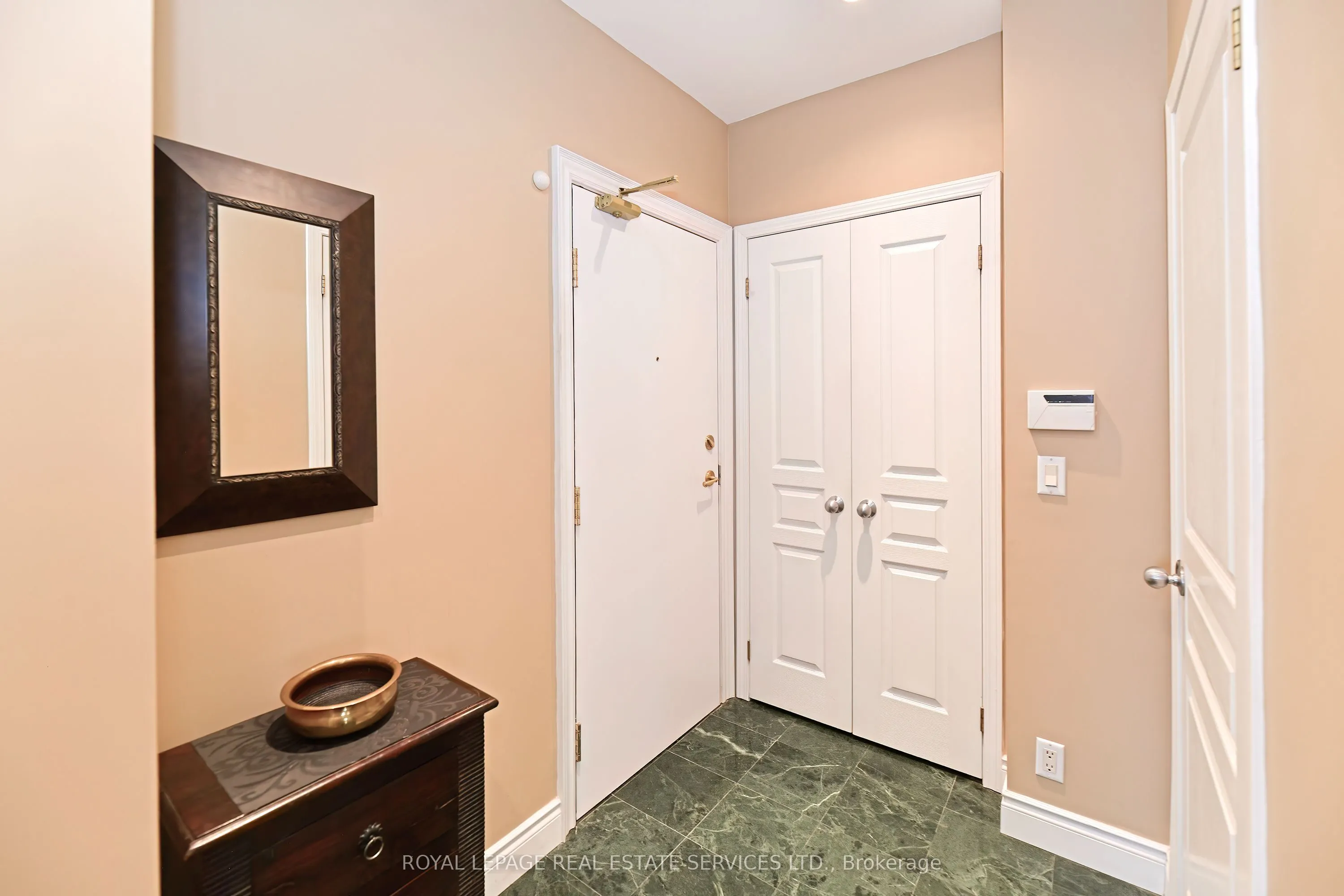 1 Deer Park Crescent, #905