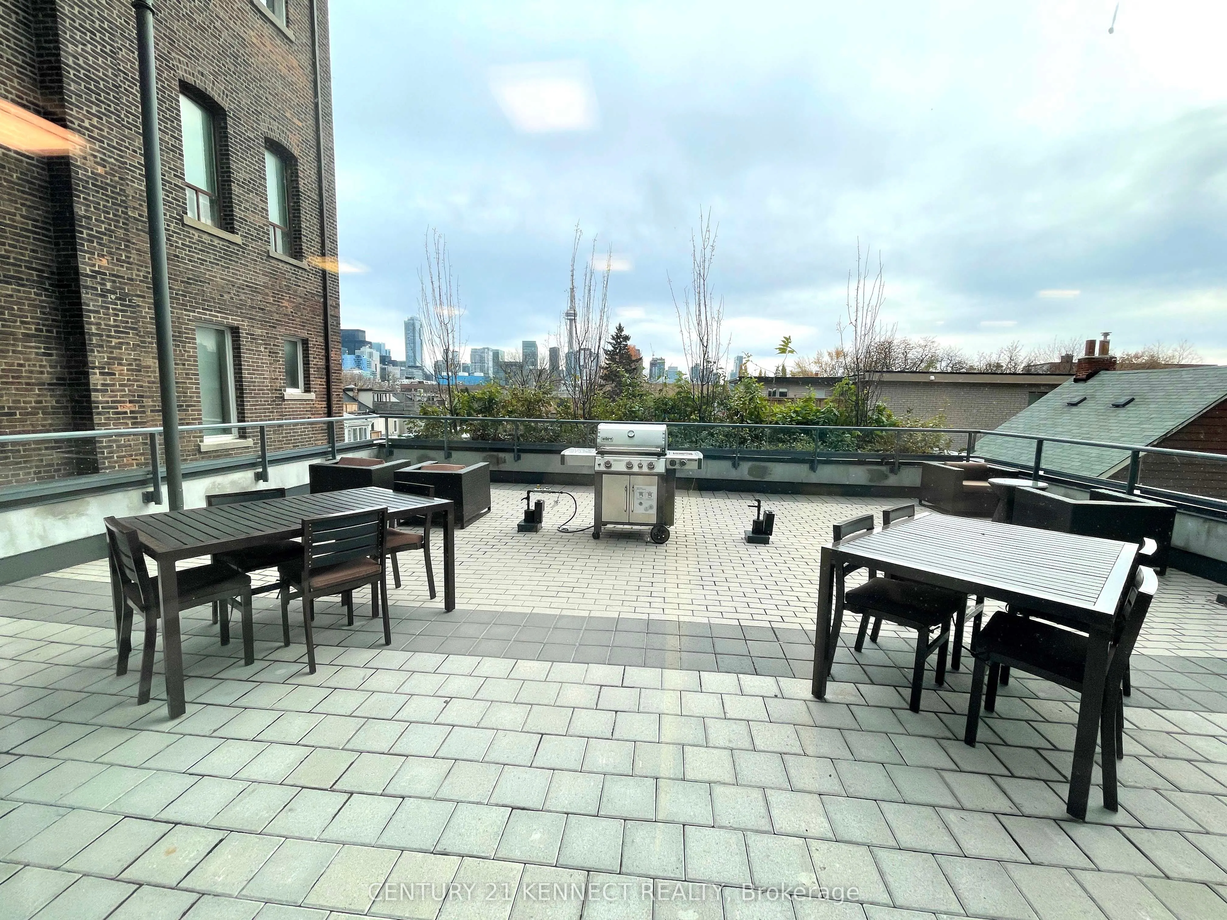 231 College Street, #802R