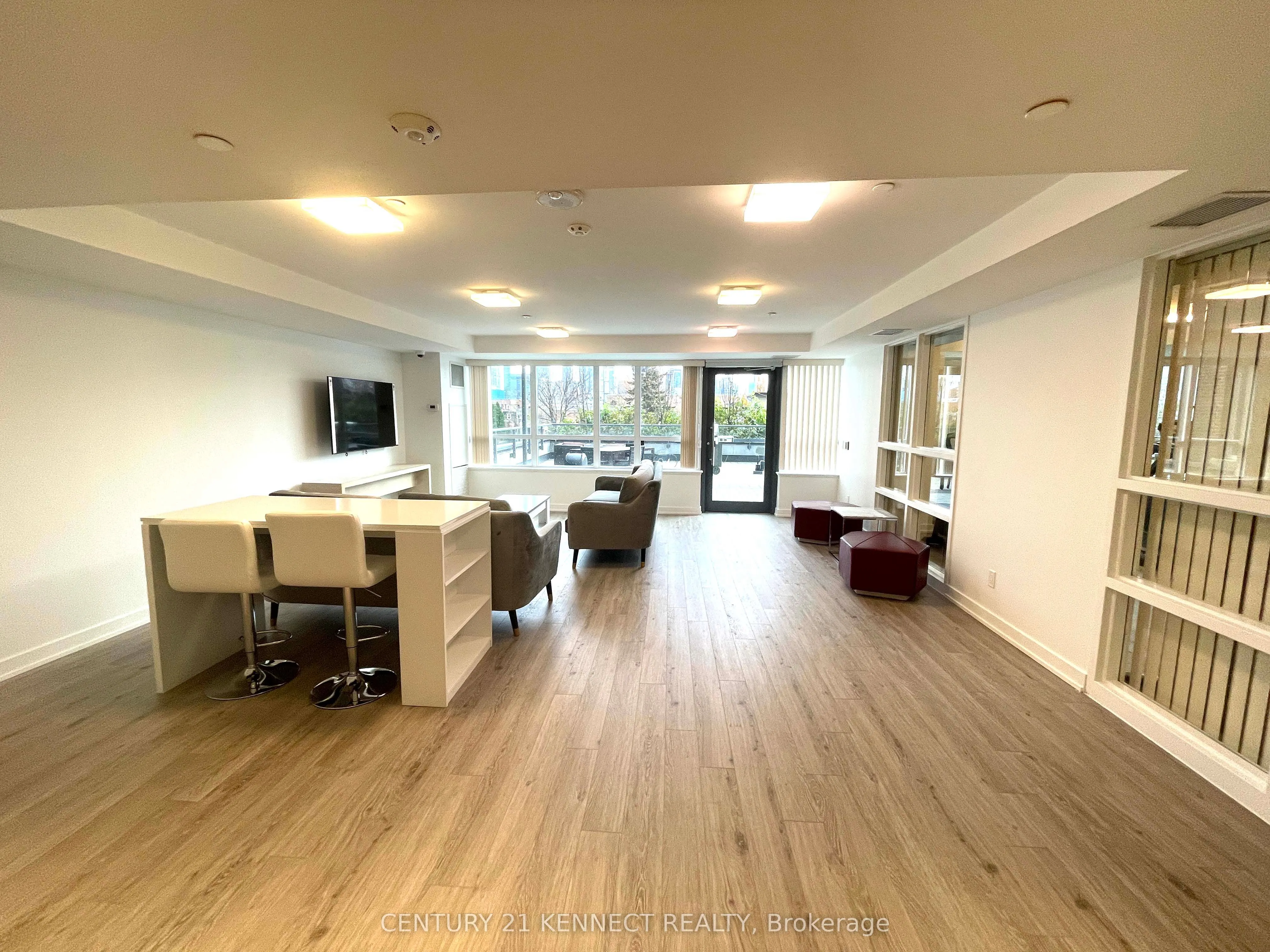 231 College Street, #802R