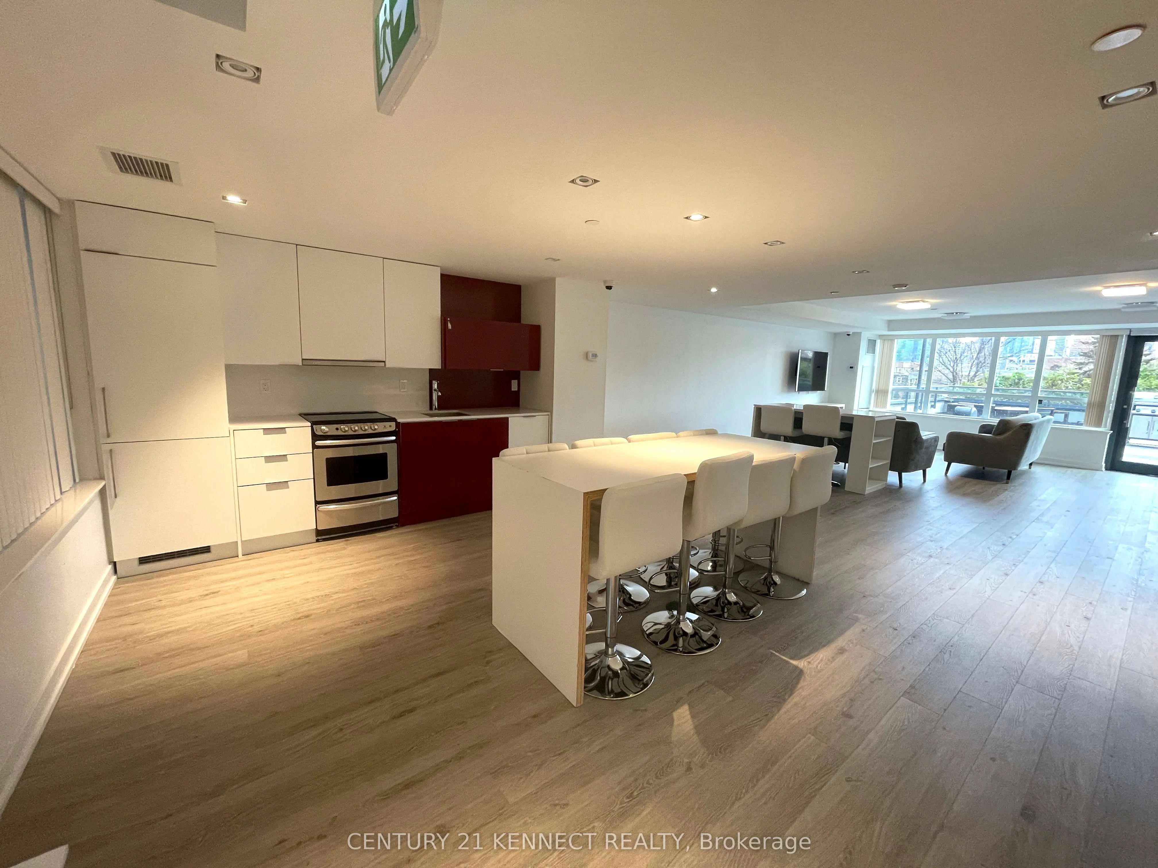 231 College Street, #802R