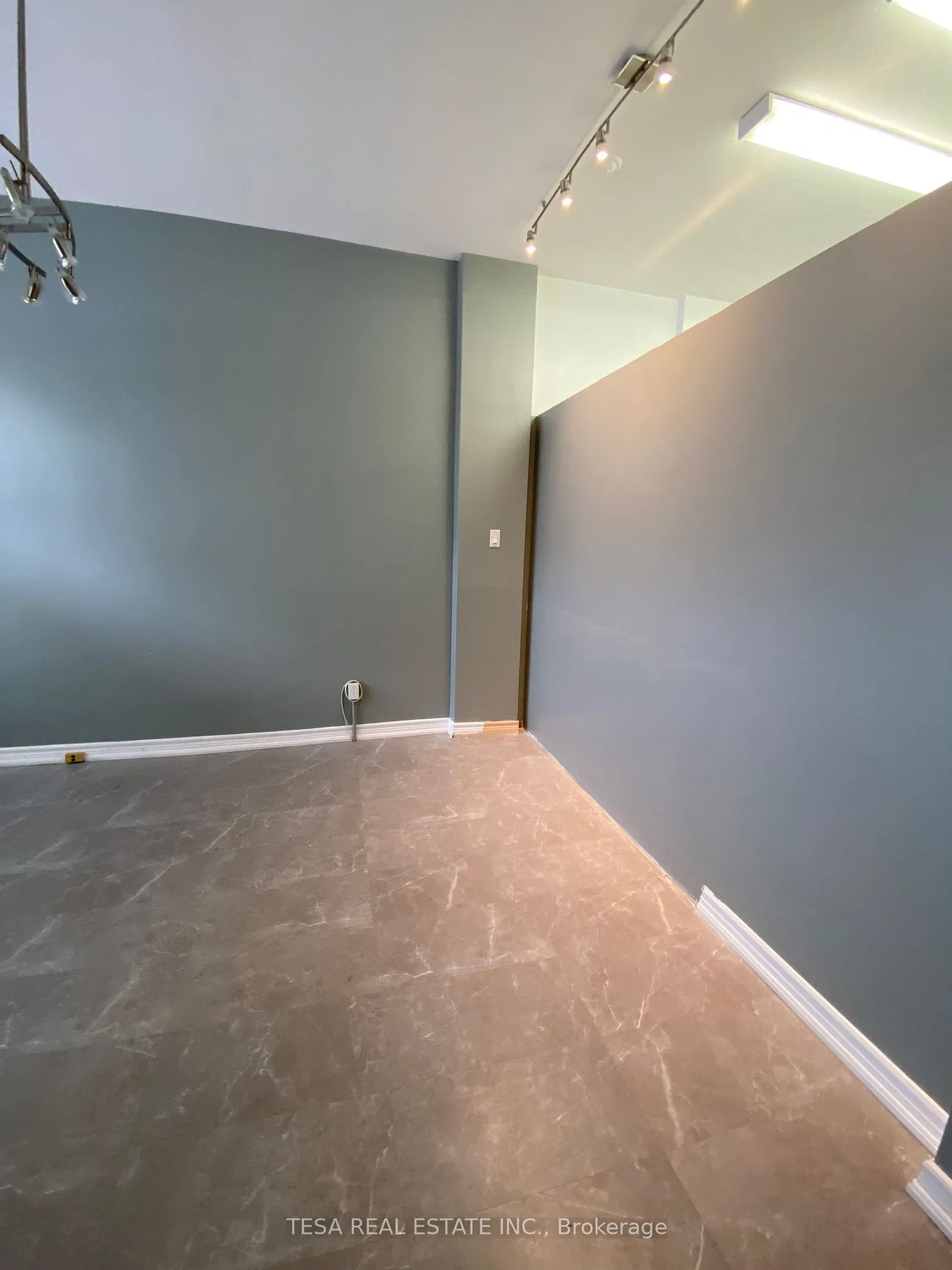566 Sheppard Avenue W