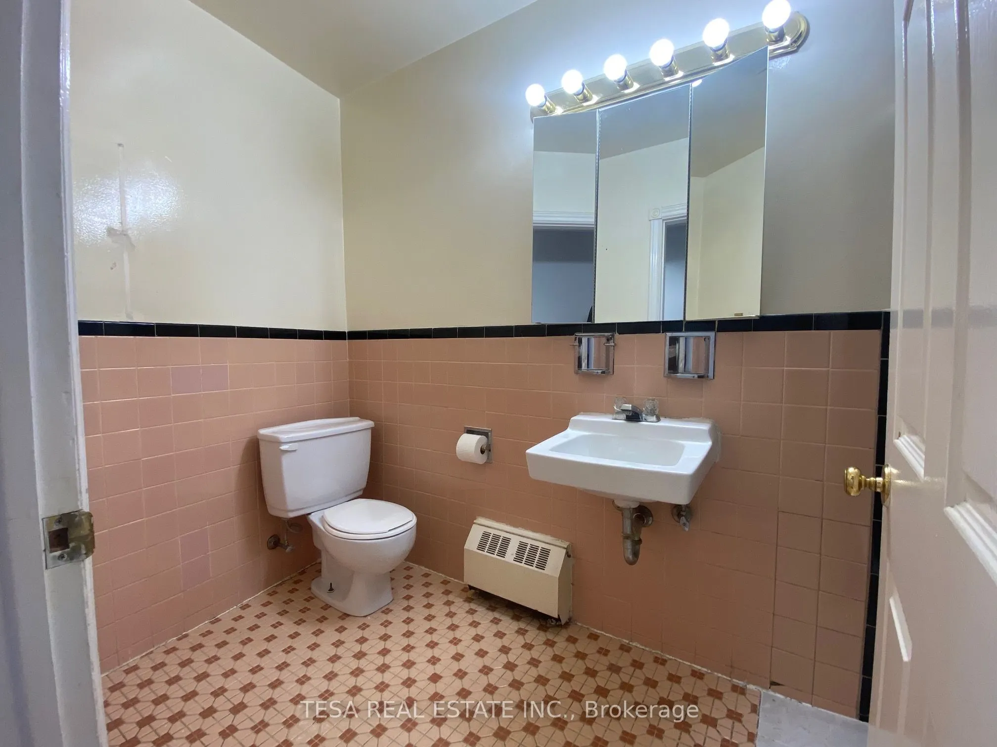 566 Sheppard Avenue W